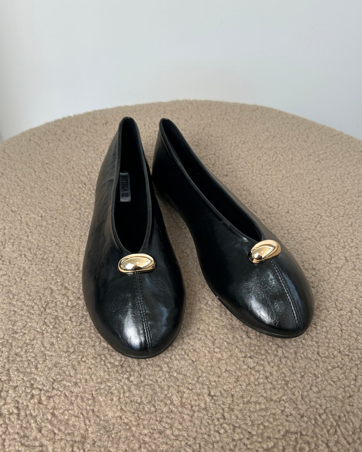 BALLERINA IN ECOPELLE CON DETTAGLIO ORO COL NERO