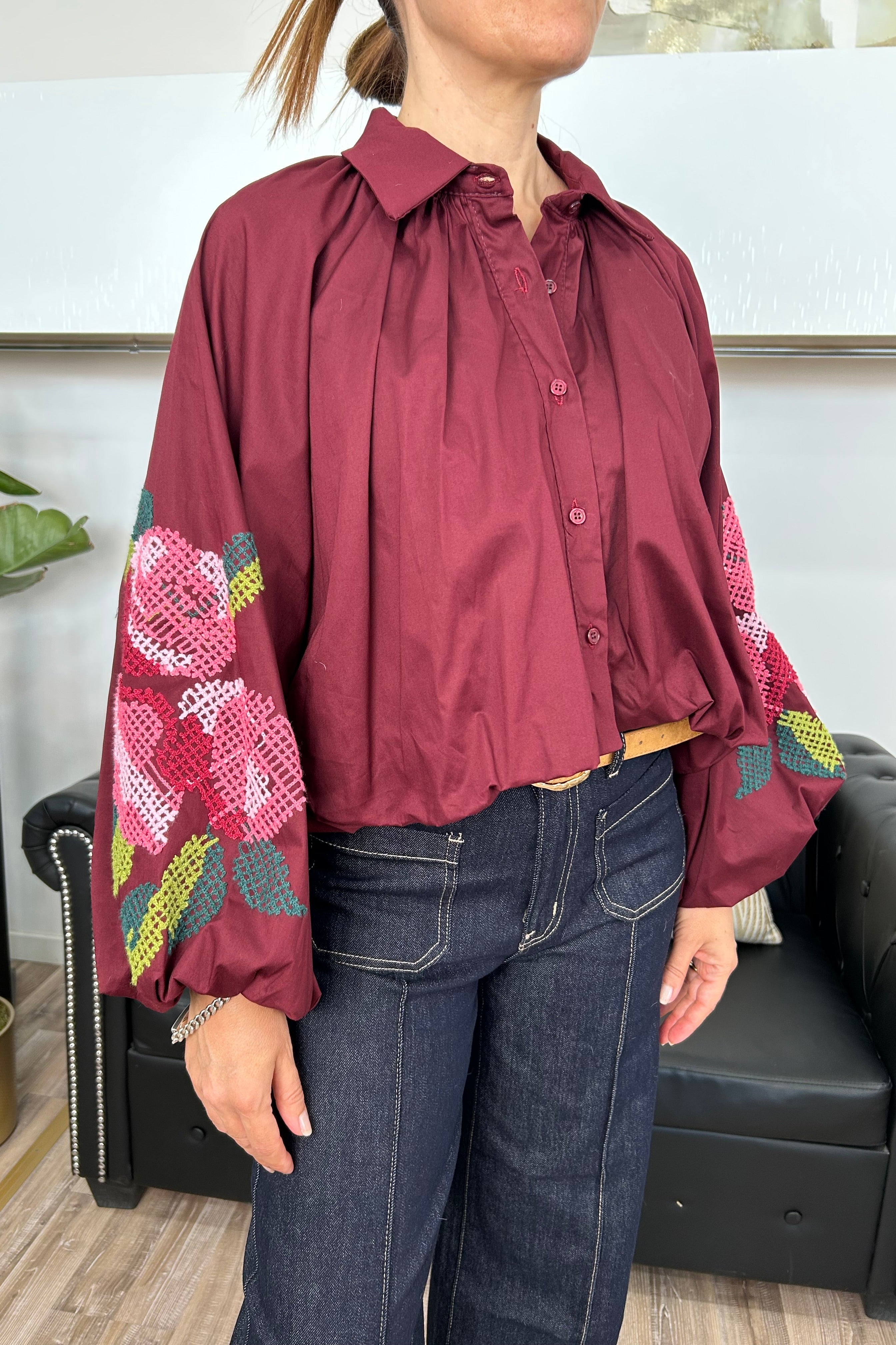 CAMICIA MANICA RAGLAN CON FONDO EFFETTO BALLOON CON RICAMI FLOREALI COL. INDIA