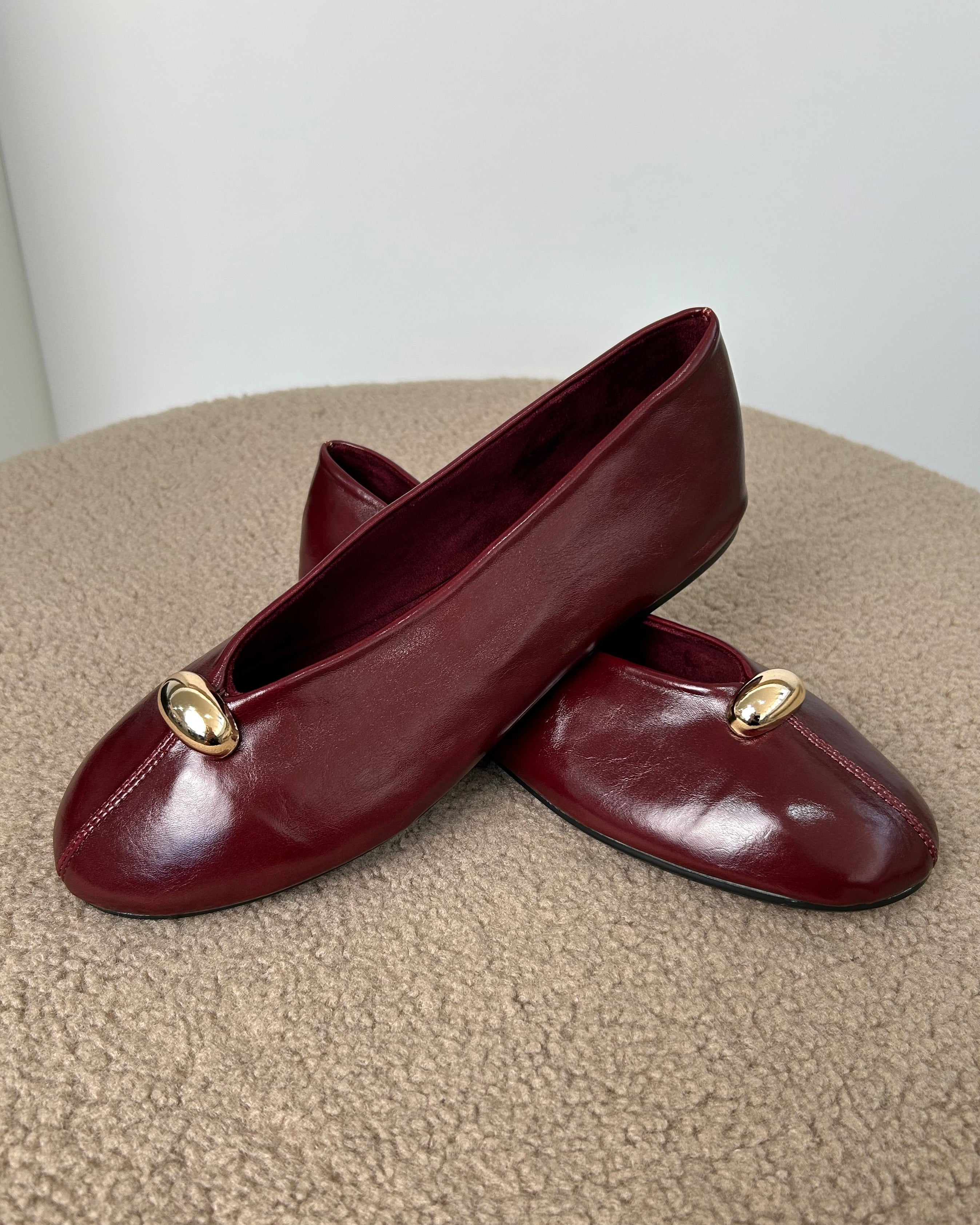 BALLERINA IN ECOPELLE CON DETTAGLIO ORO COL BORDEAUX INTENSO