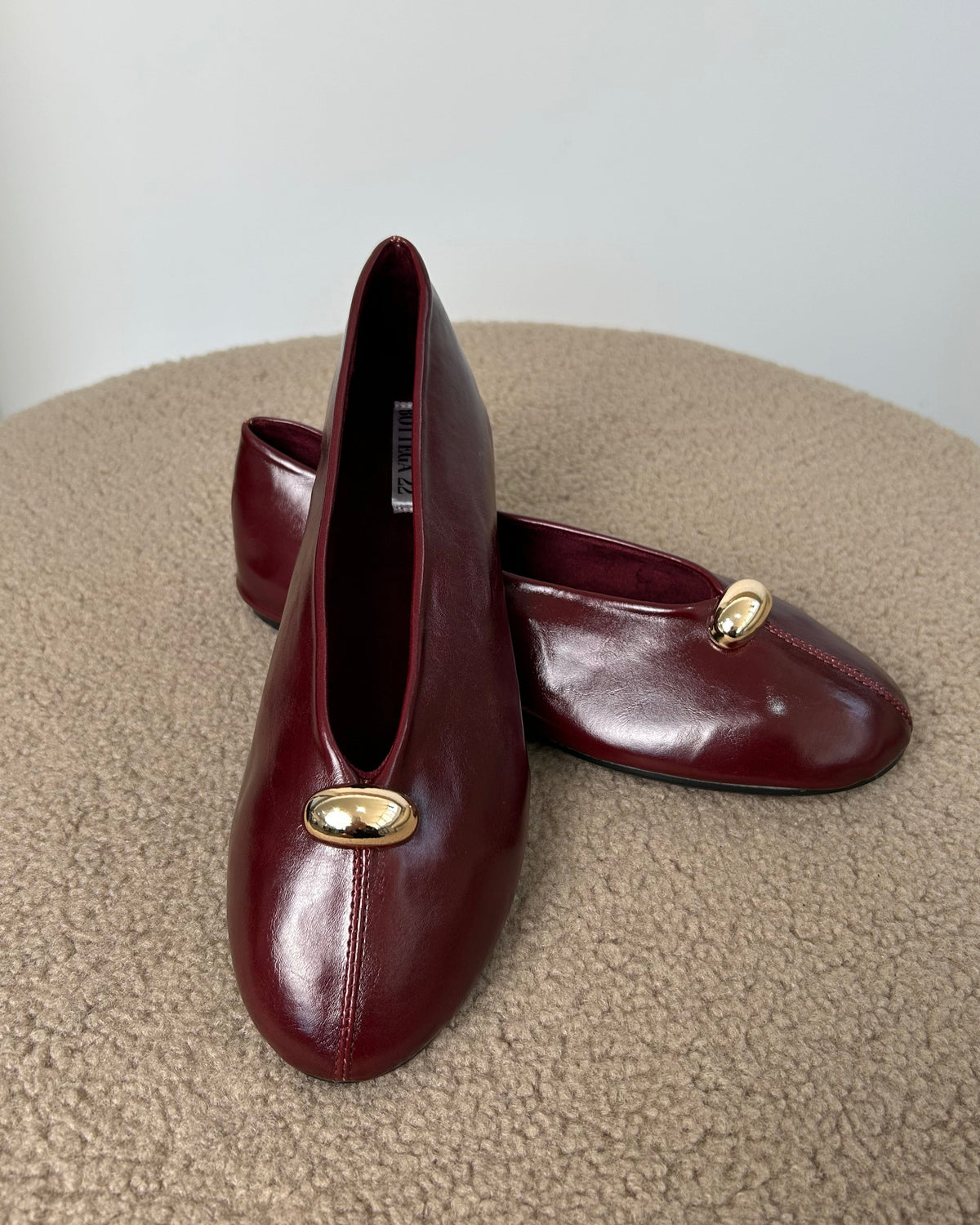 BALLERINA IN ECOPELLE CON DETTAGLIO ORO COL BORDEAUX INTENSO