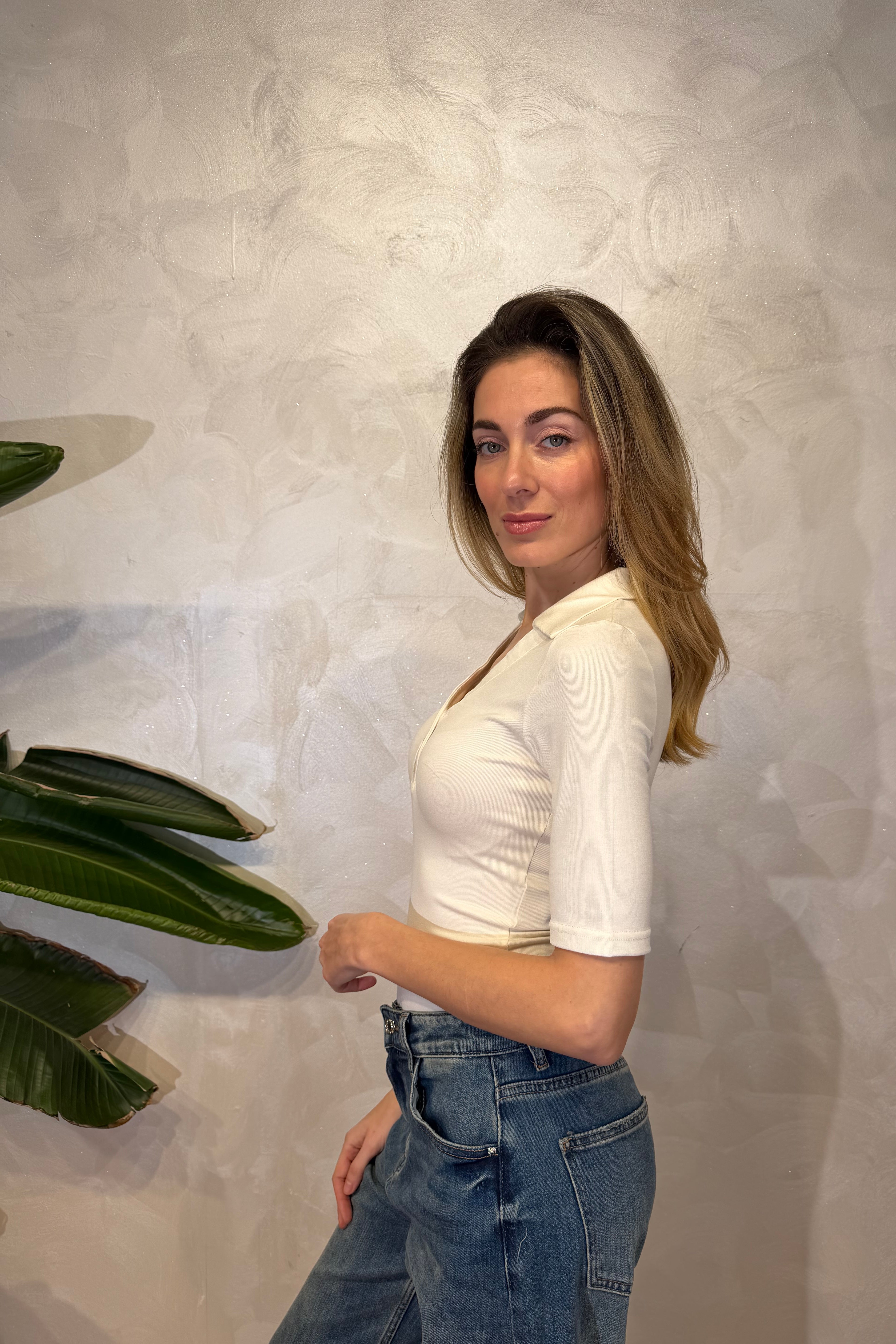 BODY ADERENTE CON SCOLLO POLO A BOTTONCINI COL. PANNA