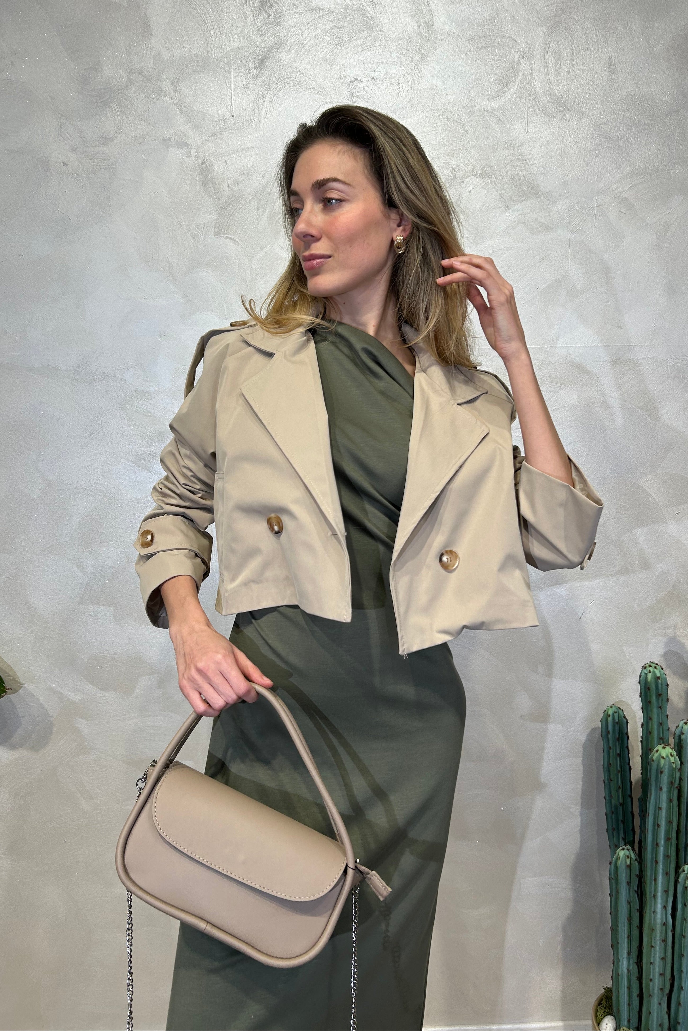 ABITO CON ARRICCIATURA E LINEA SCULTURALE COL VERDE