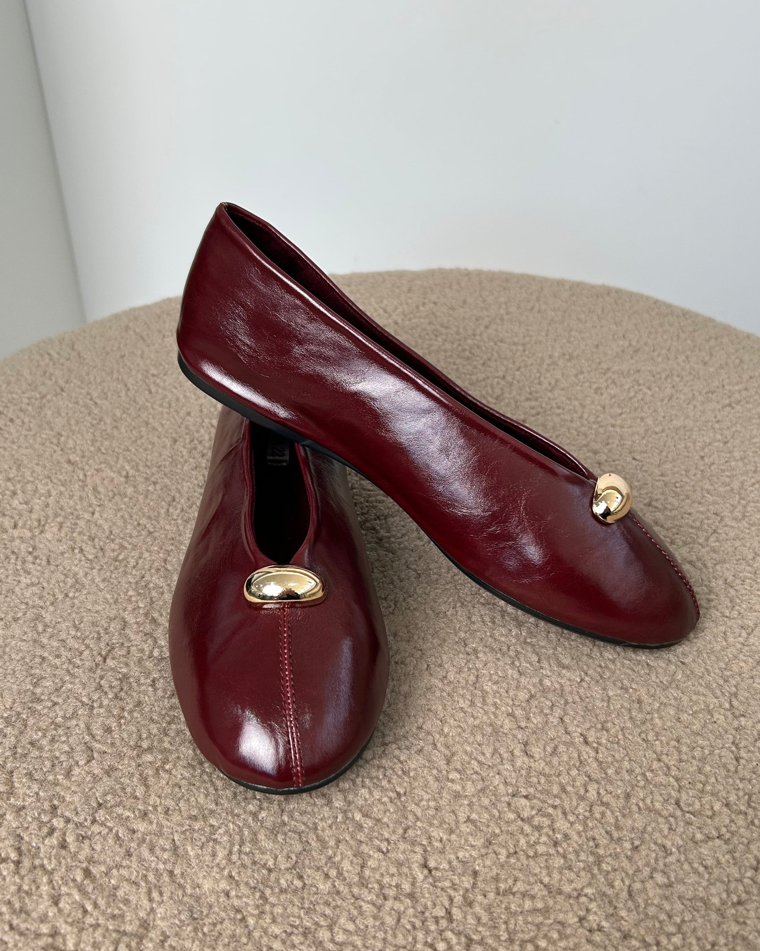 BALLERINA IN ECOPELLE CON DETTAGLIO ORO COL BORDEAUX INTENSO