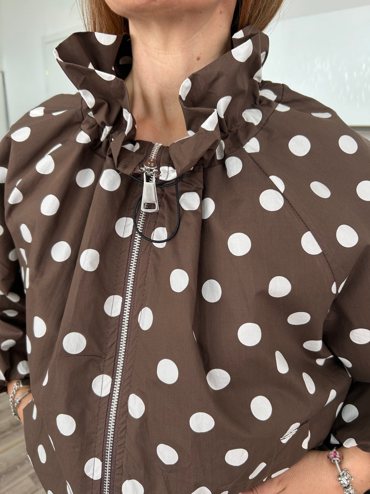 GIACCA SANDRA OUTDOOR MANICA SCESA CON POIS NERI BASE MORO