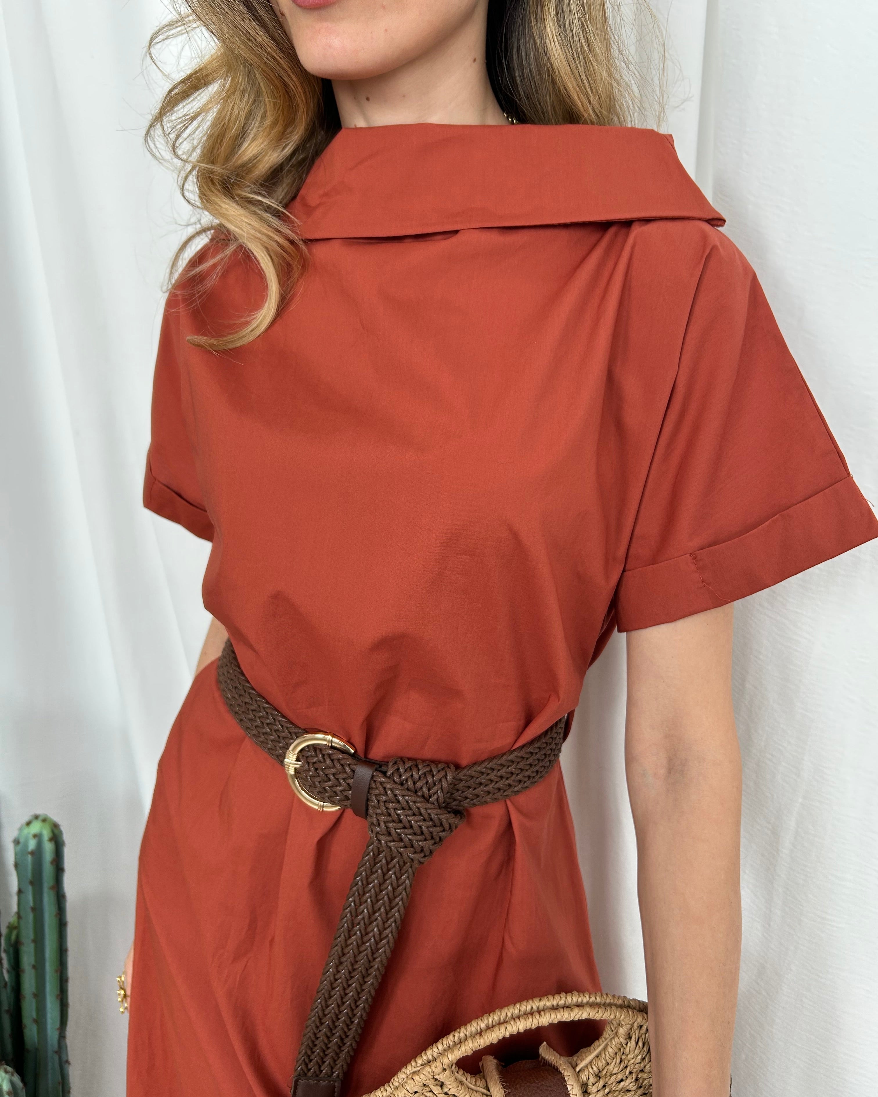 ABITO 100% COTONE CON COLLO A CRATERE E CINTURA INTRECCIATA COL. COCCIO