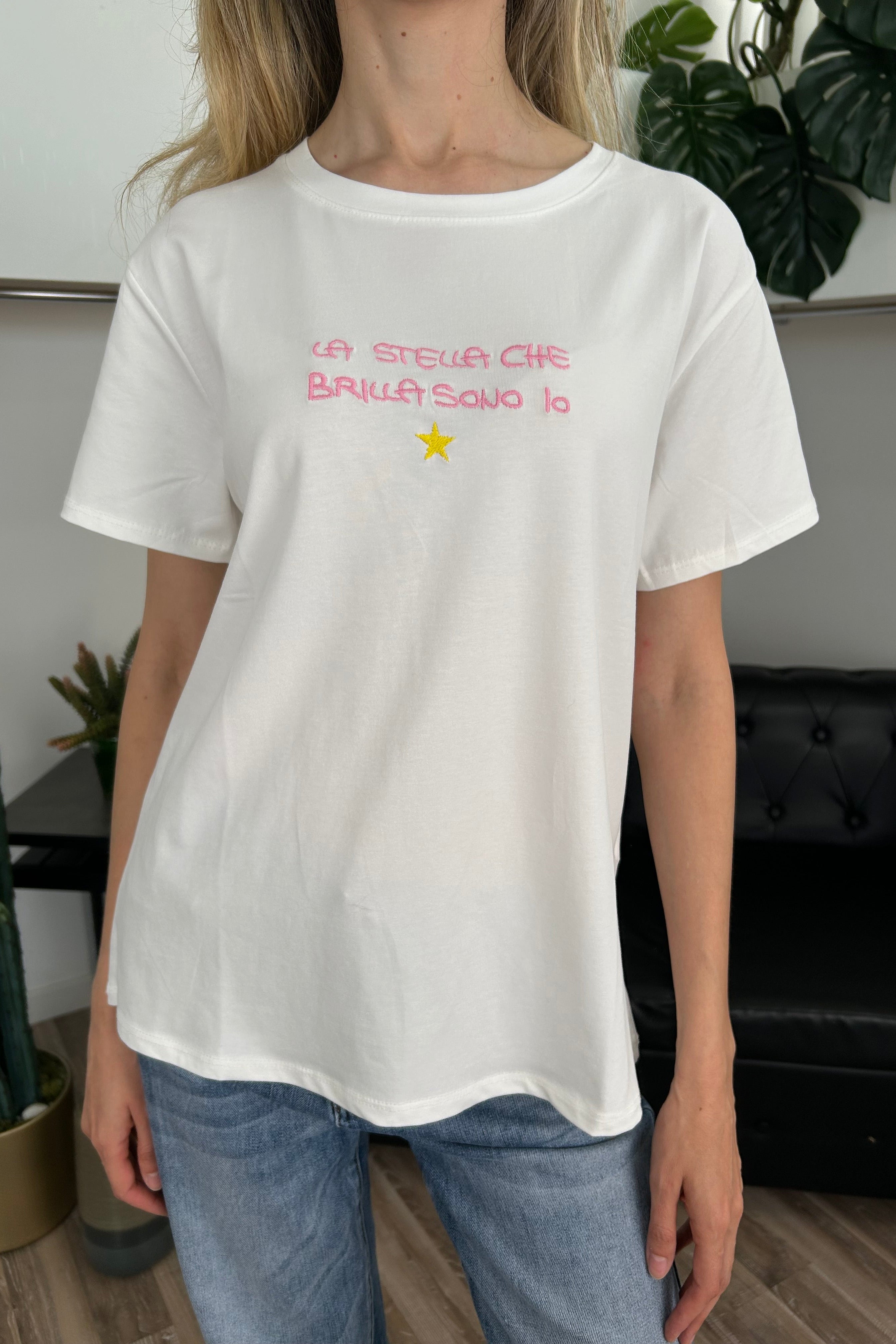 T-SHIRT CON SCRITTA “LA STELLA CHE BRILLA SONO IO” COL ROSA