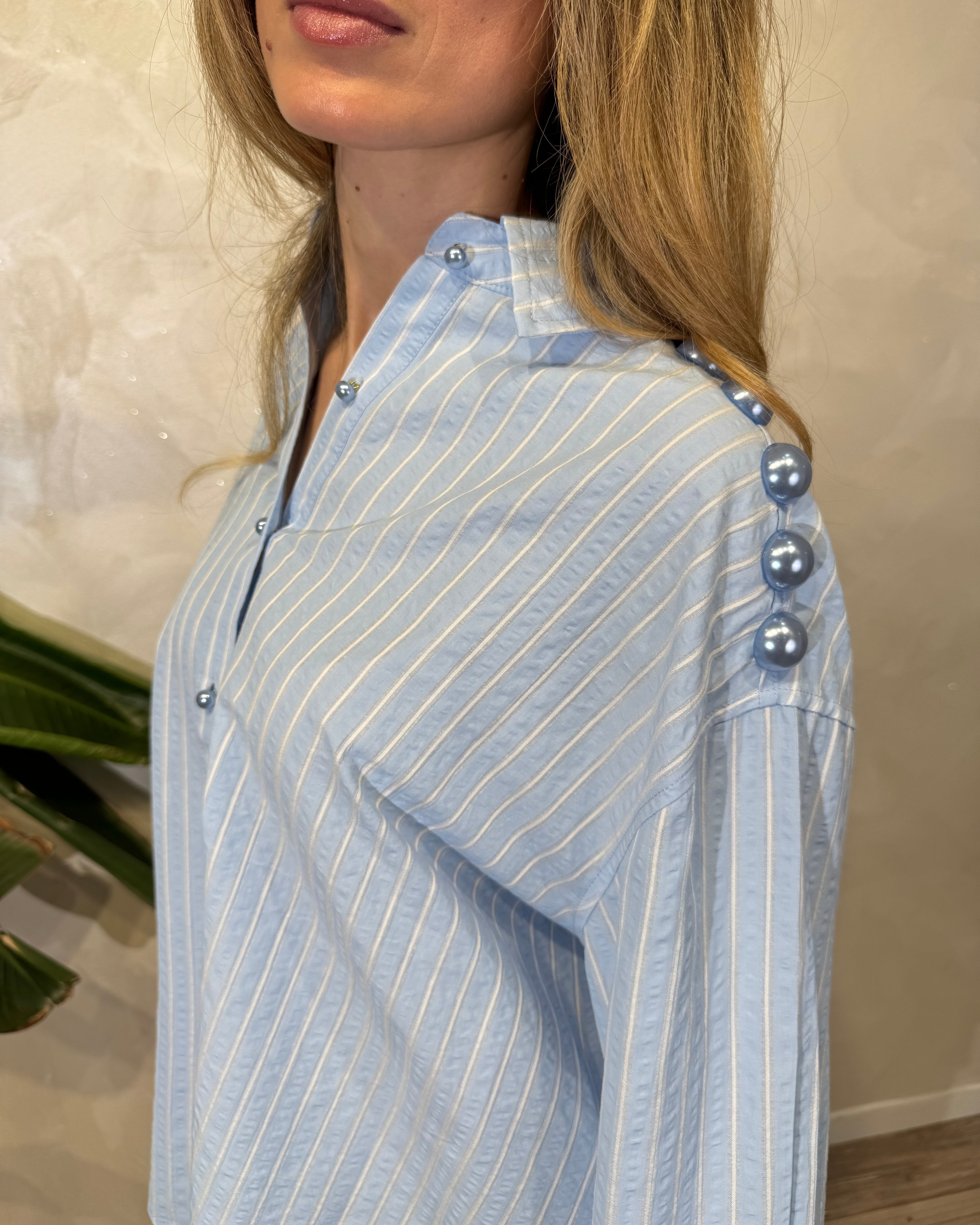 CAMICIA A RIGHE CON BOTTONI DECORATIVI COL. AZZURRO