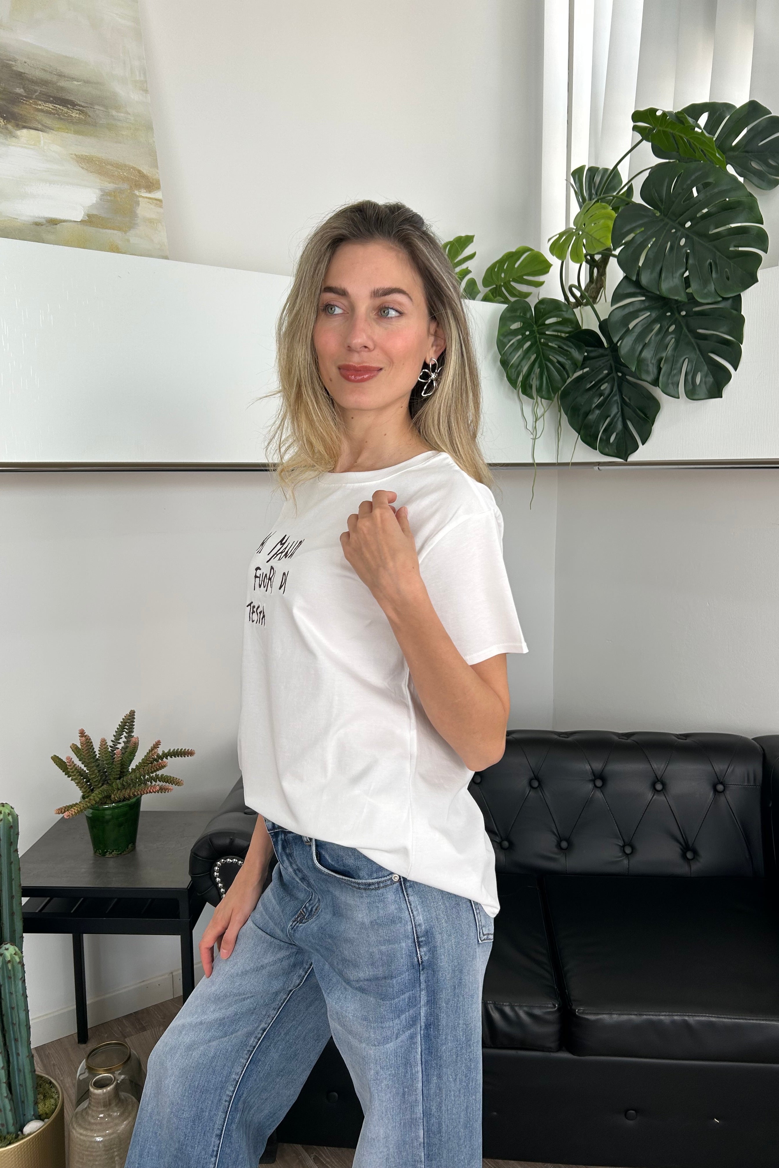 T-SHIRT BIANCA CON SCRITTA MORO "MI MANDI FUORI DI TESTA"