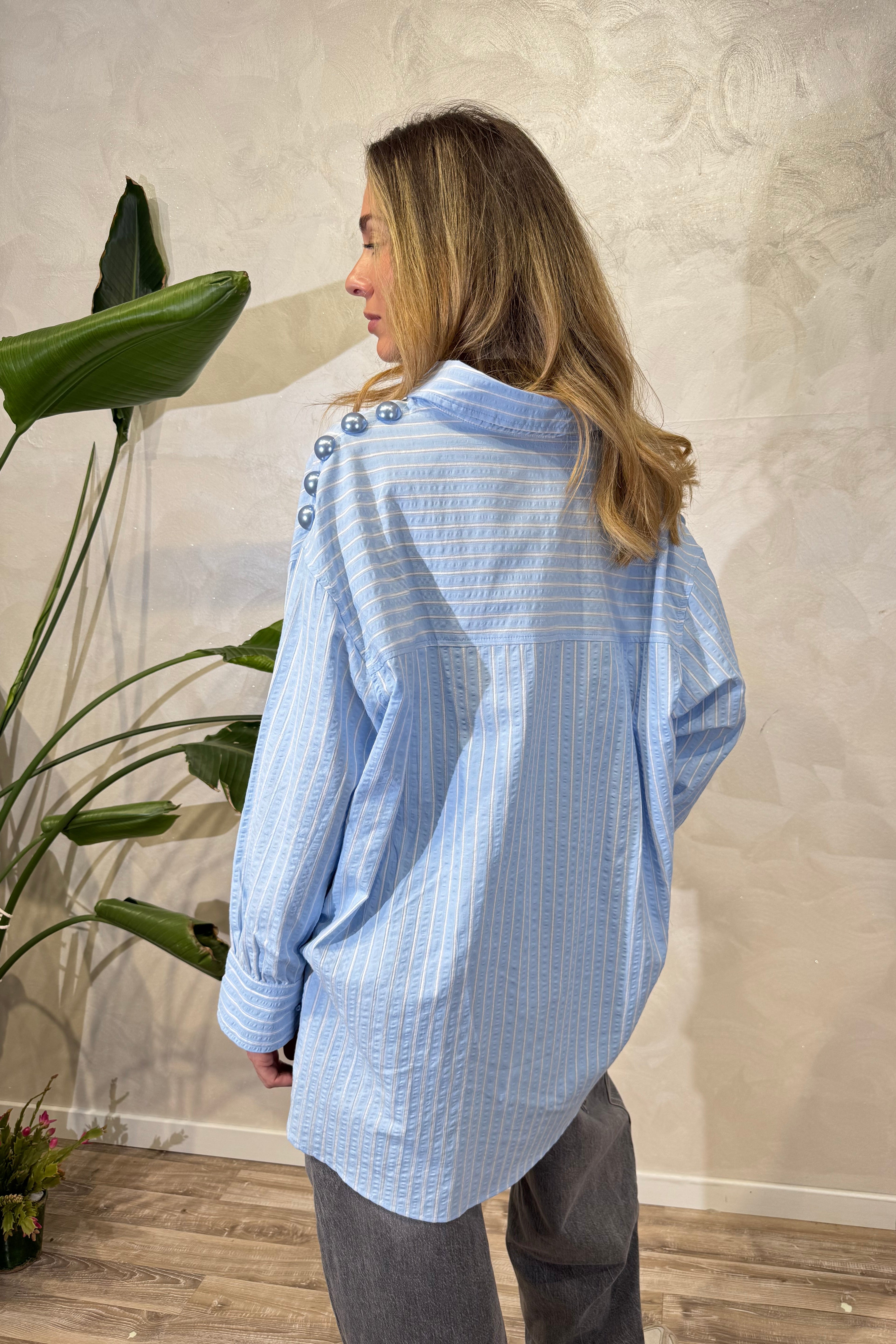 CAMICIA A RIGHE CON BOTTONI DECORATIVI COL. AZZURRO
