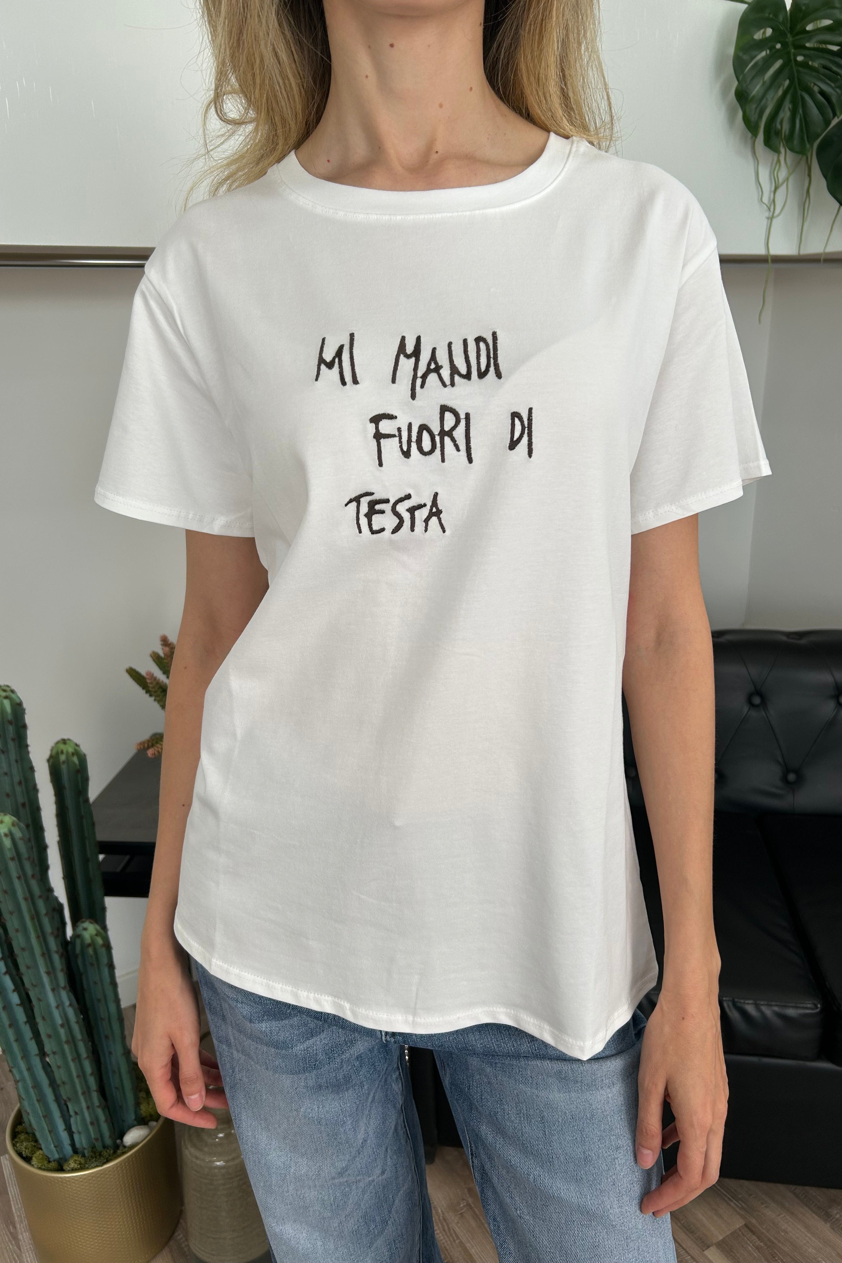 T-SHIRT BIANCA CON SCRITTA MORO "MI MANDI FUORI DI TESTA"