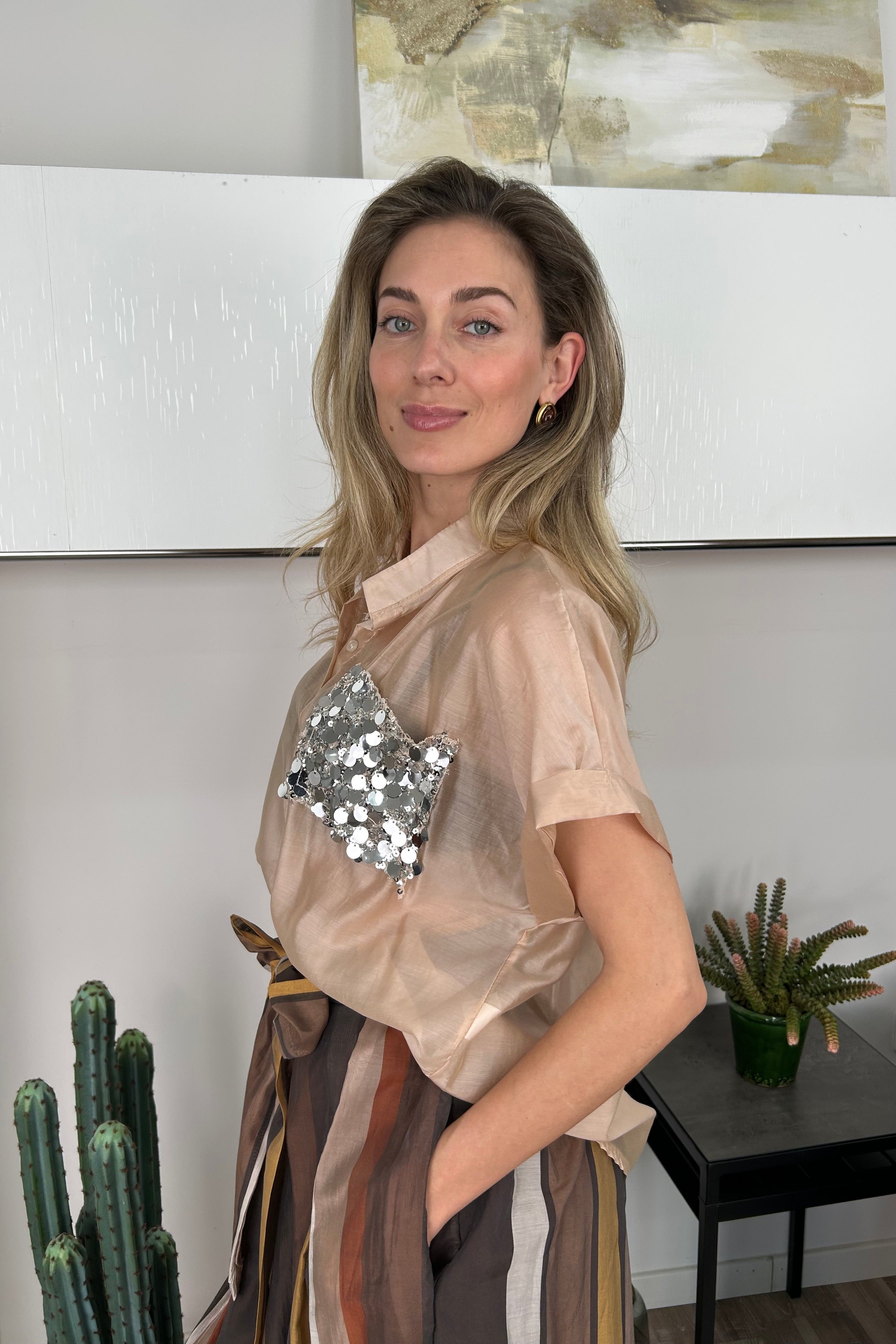 CAMICIA IN TENCEL SEMITRASPARENTE CON DETTAGLIO TASCA IN PAILLETTES COL CHAMPAGNE