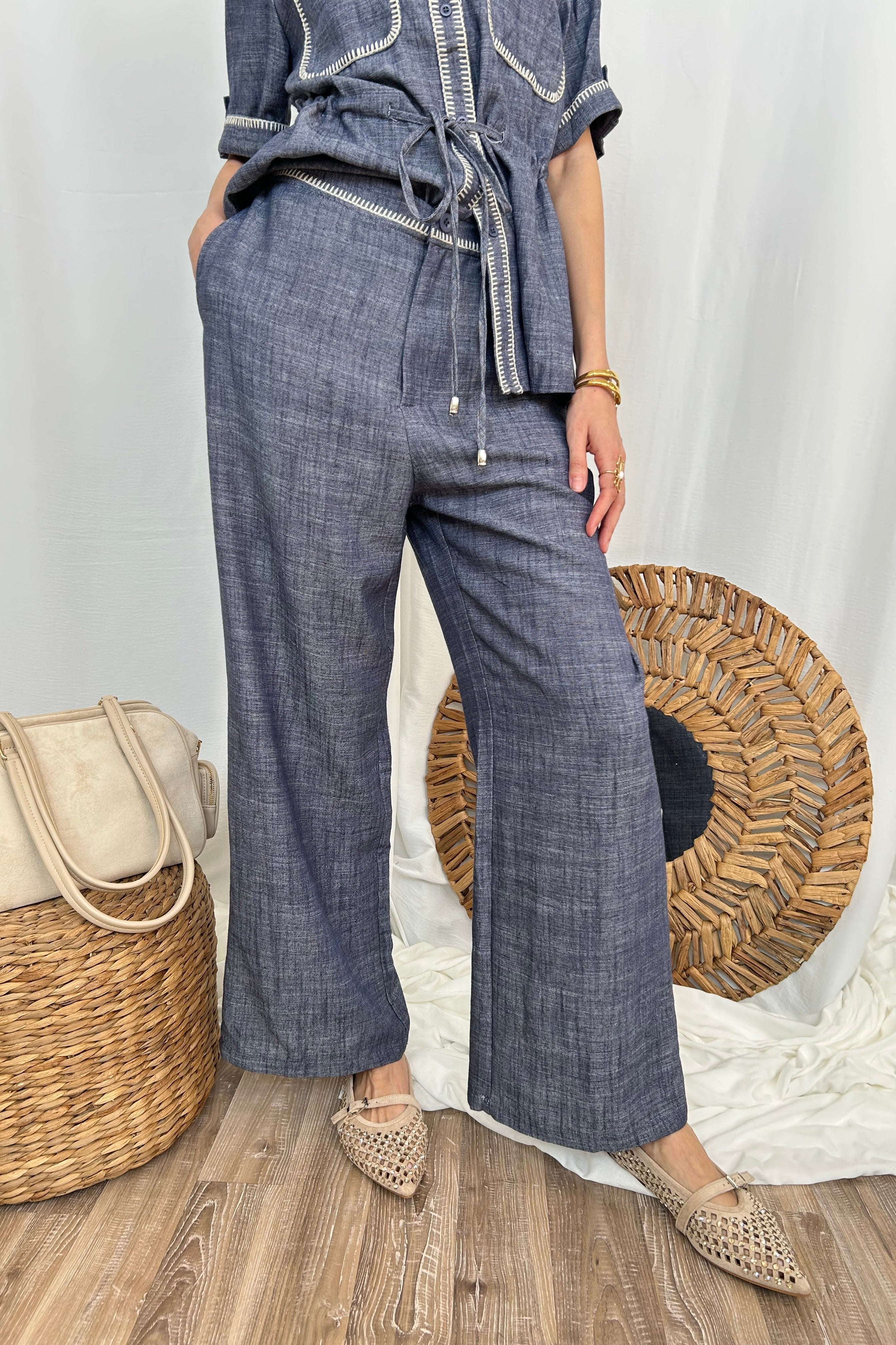 PANTALONE VITA ALTA GAMBA AMPIA CON DETTAGLIO RICAMO PUNTO CAVALLO COL.AZZURRO