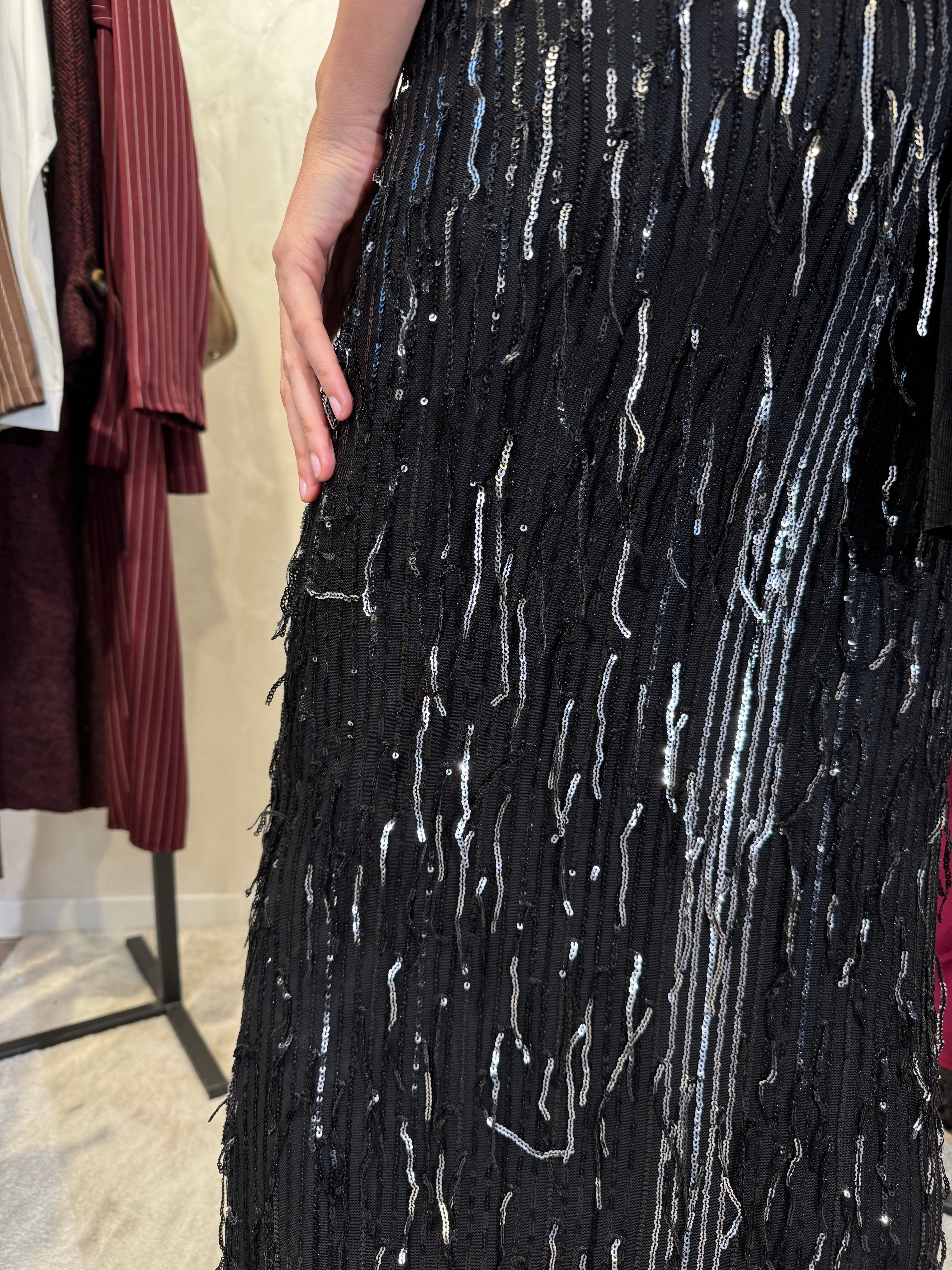 ABITO LUNGO CON APPLICAZIONI IN PAILLETTES COL. NERO