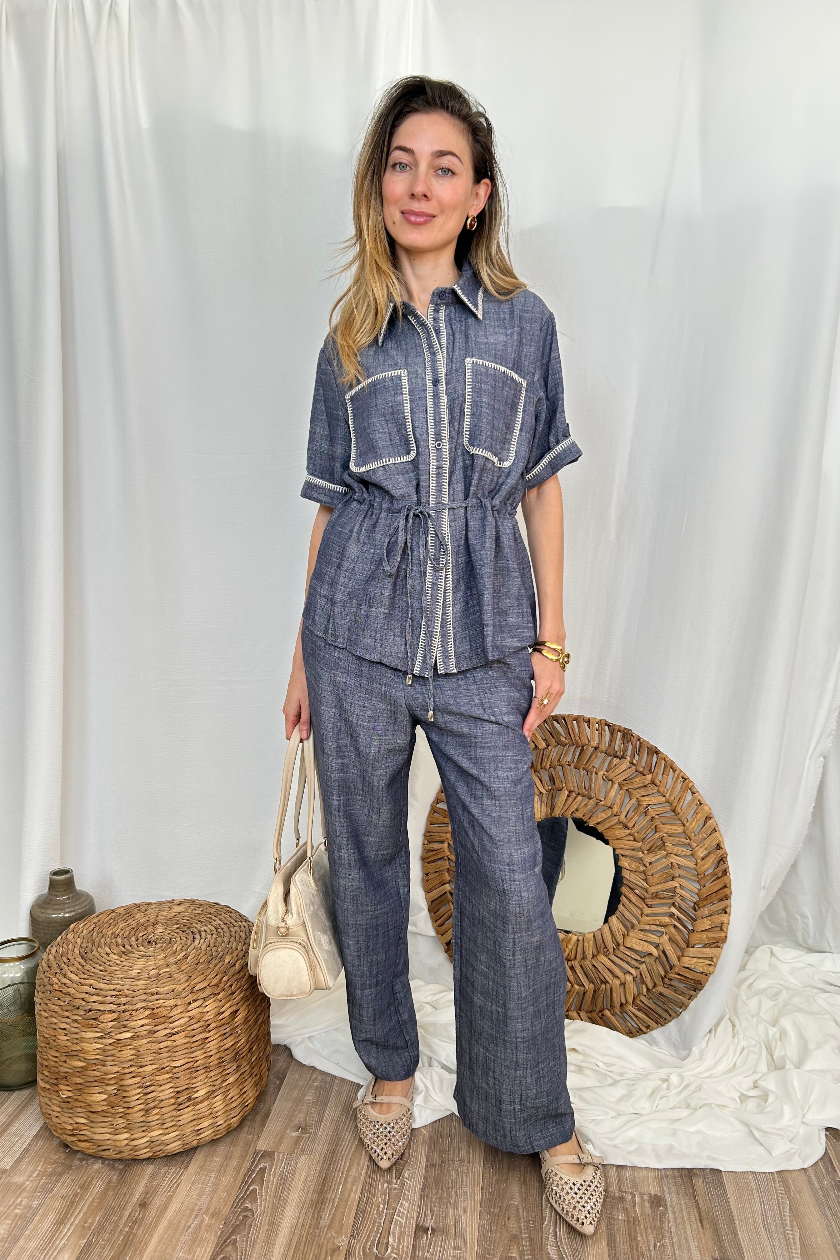 PANTALONE VITA ALTA GAMBA AMPIA CON DETTAGLIO RICAMO PUNTO CAVALLO COL.AZZURRO