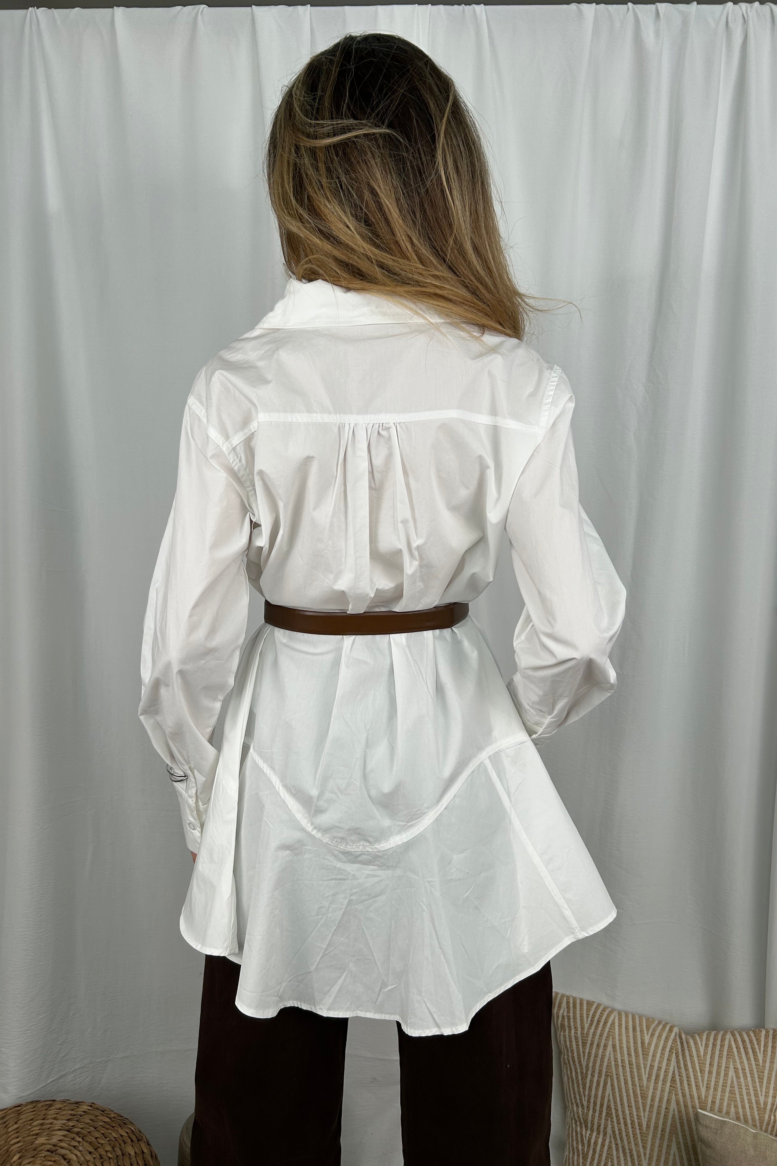 CAMICIA TUNICA ASIMMETRICA CON CINTURA RIFINITURE ARGENTO INCISE COL BIANCO