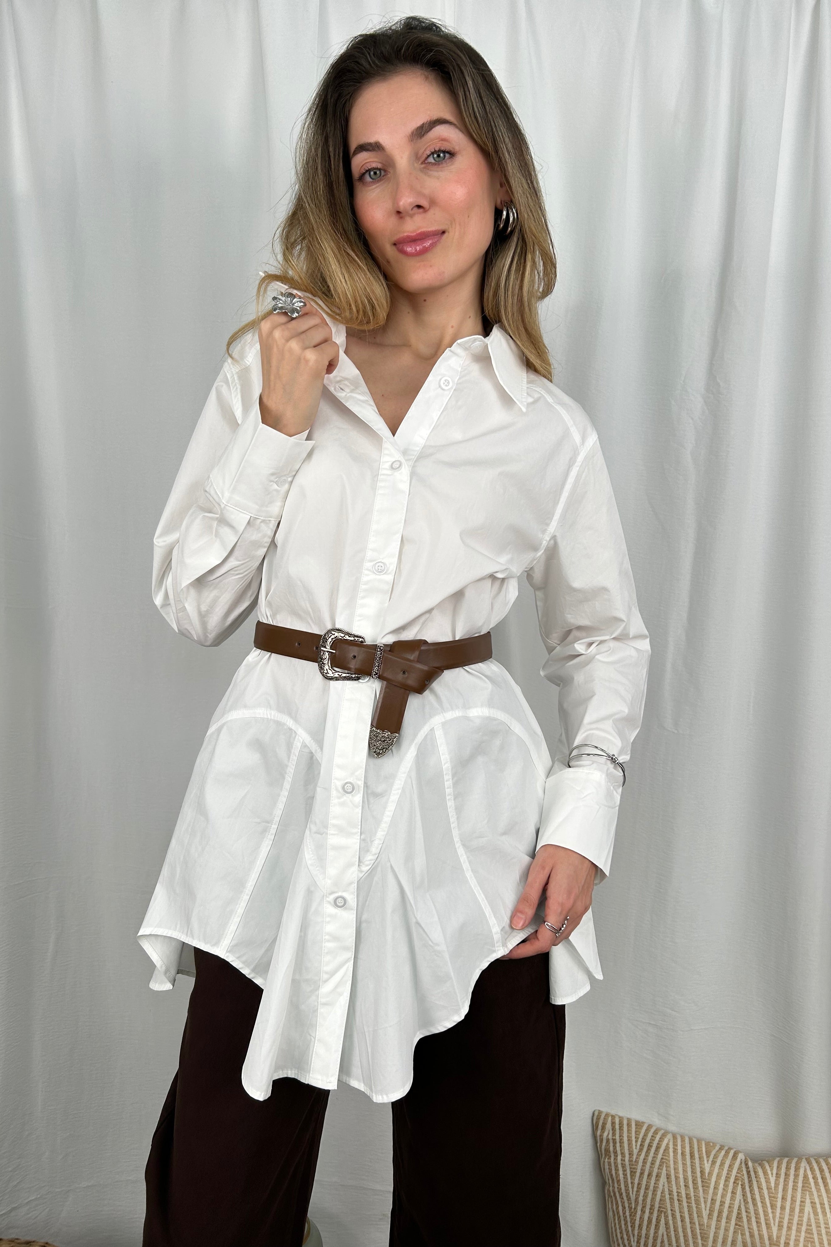CAMICIA TUNICA ASIMMETRICA CON CINTURA RIFINITURE ARGENTO INCISE COL BIANCO