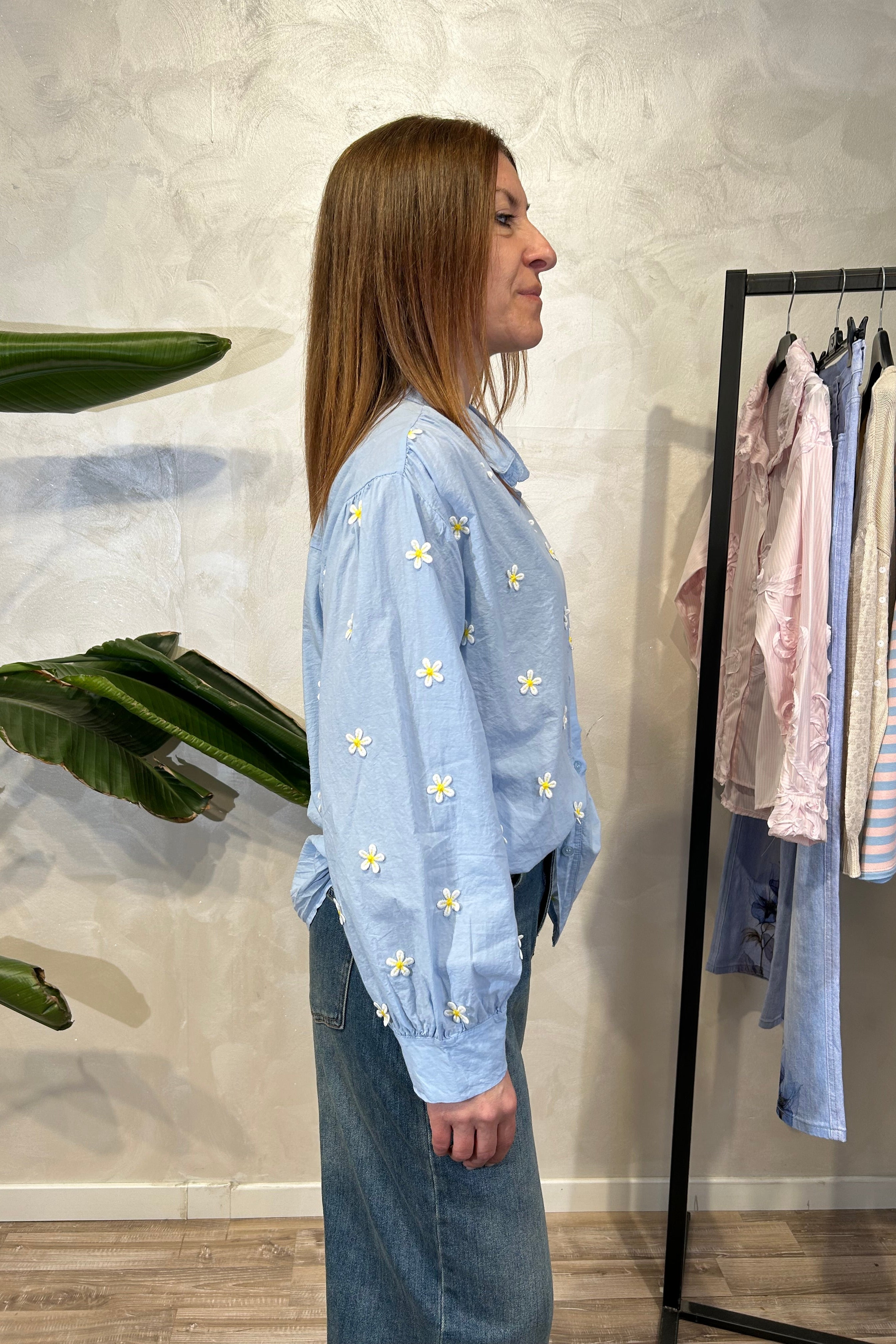 CAMICIA IN COTONE CON PICCOLI RICAMI FLOREALI COL. CELESTE