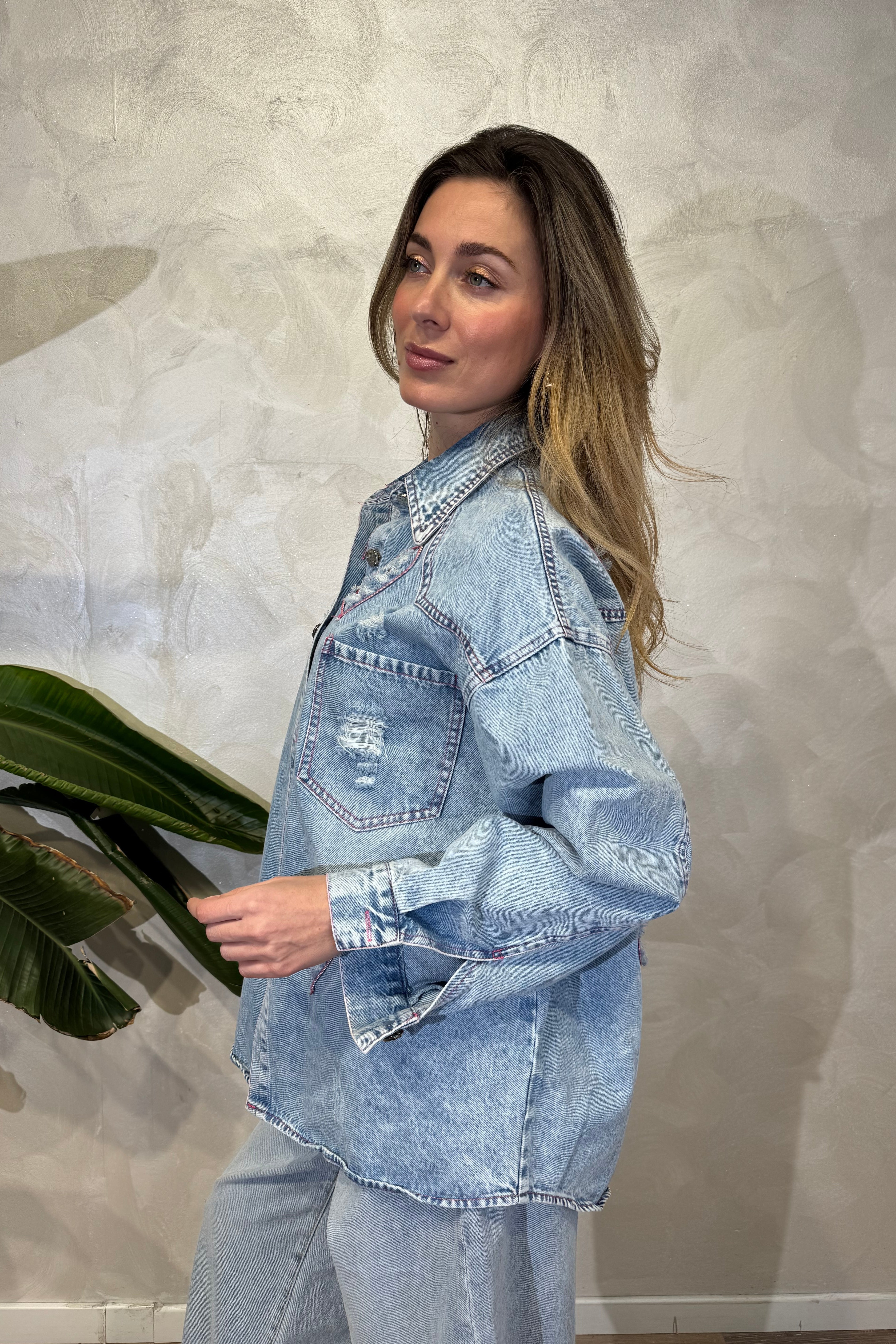 CAMICIA CON ROTTURE E CUCITURE IN CONTRASTO COL. DENIM CHIARO