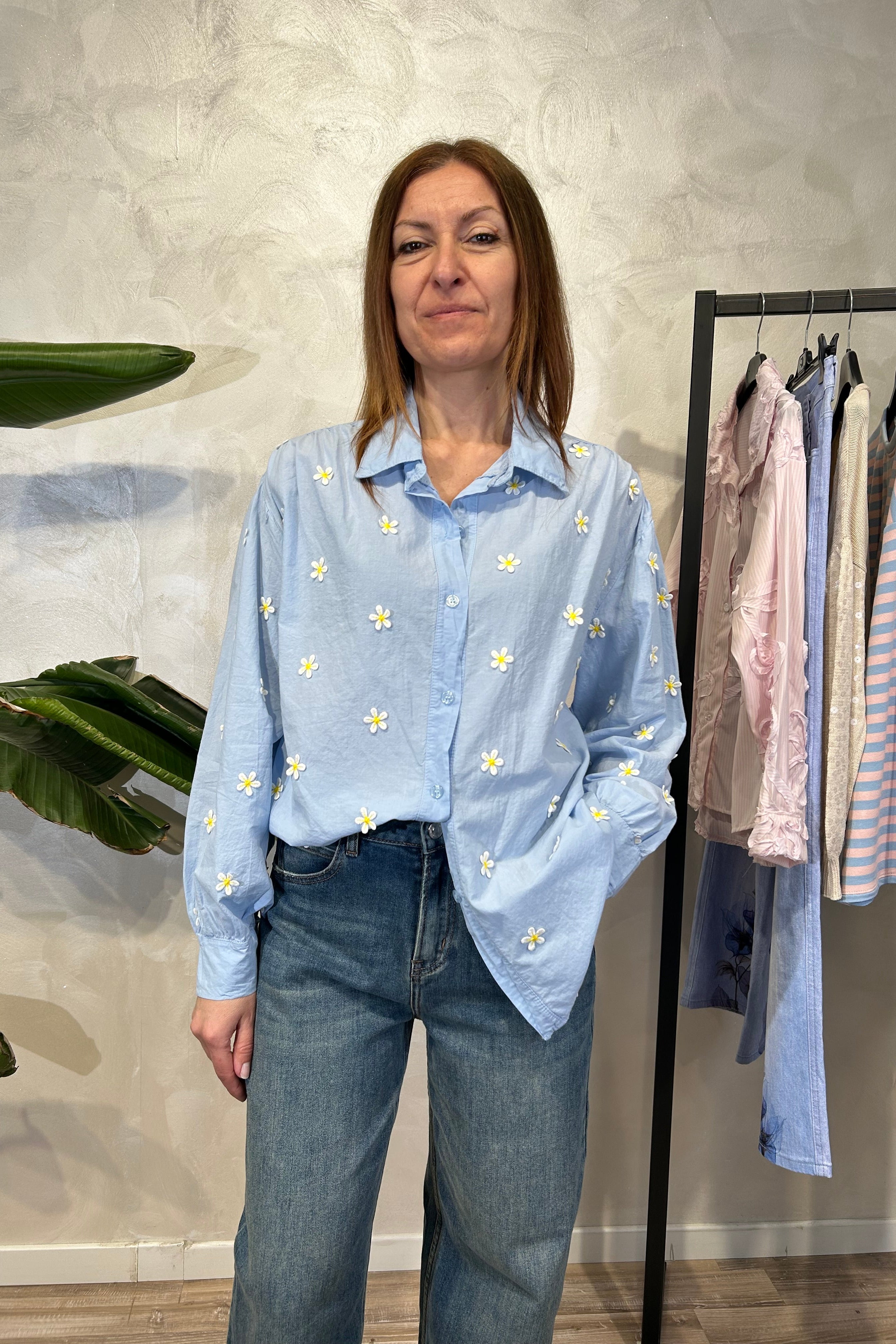 CAMICIA IN COTONE CON PICCOLI RICAMI FLOREALI COL. CELESTE