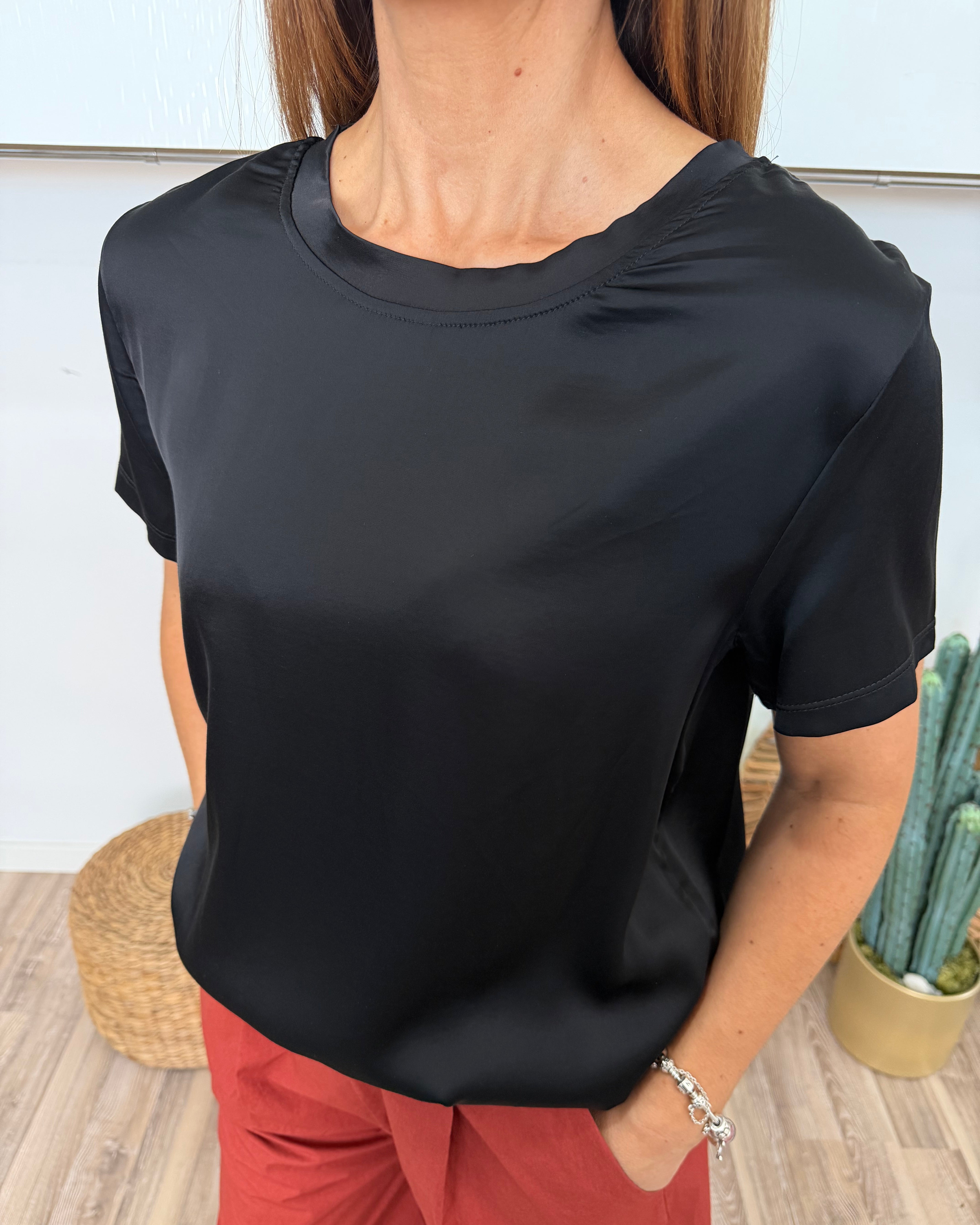 T-SHIRT AMPIA INVISCOSA  SATINATA ELASTICIZZATA COL. NERO
