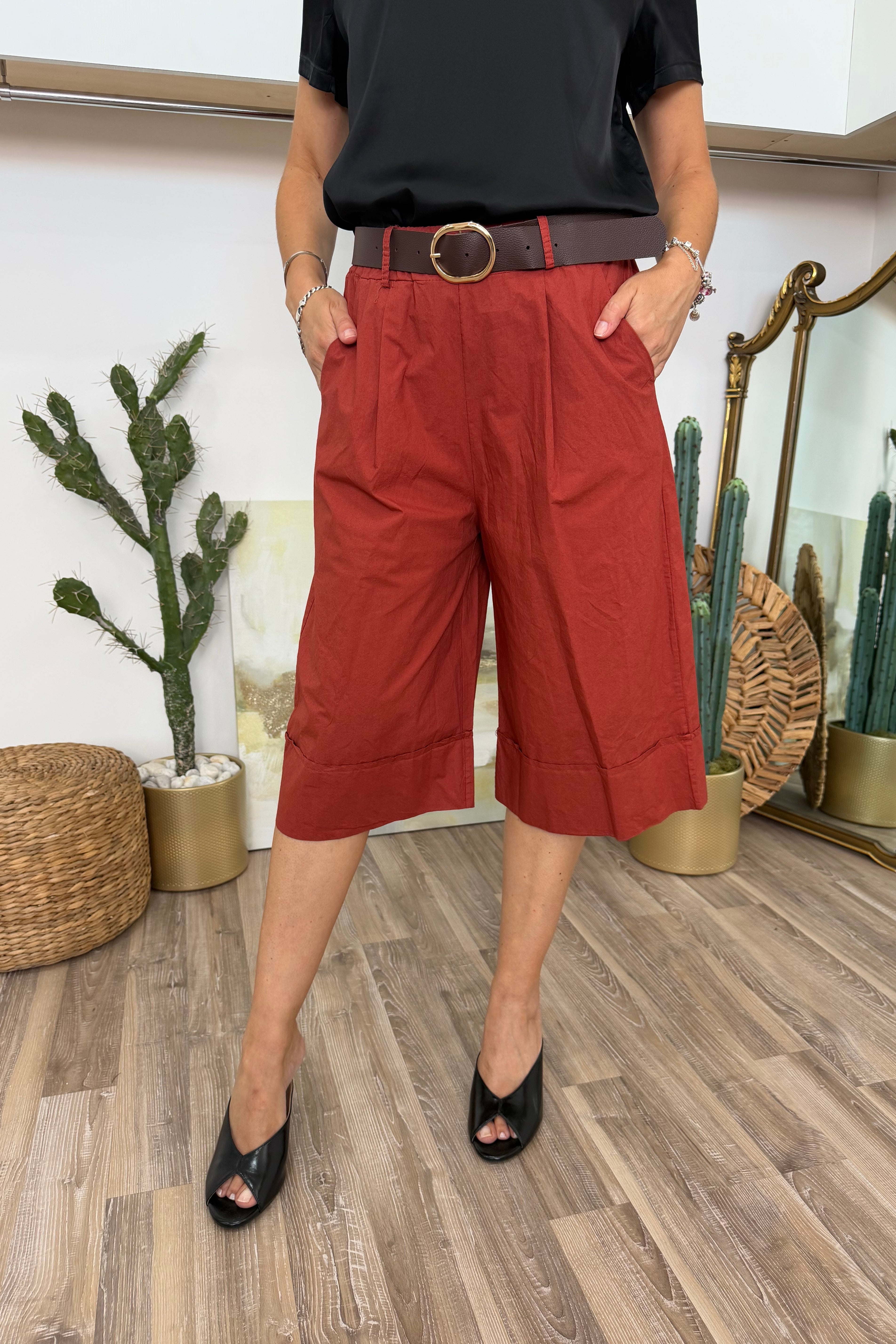PANTALONE STILE CAPRI A PALAZZO CON CINTURA COL. COCCIO