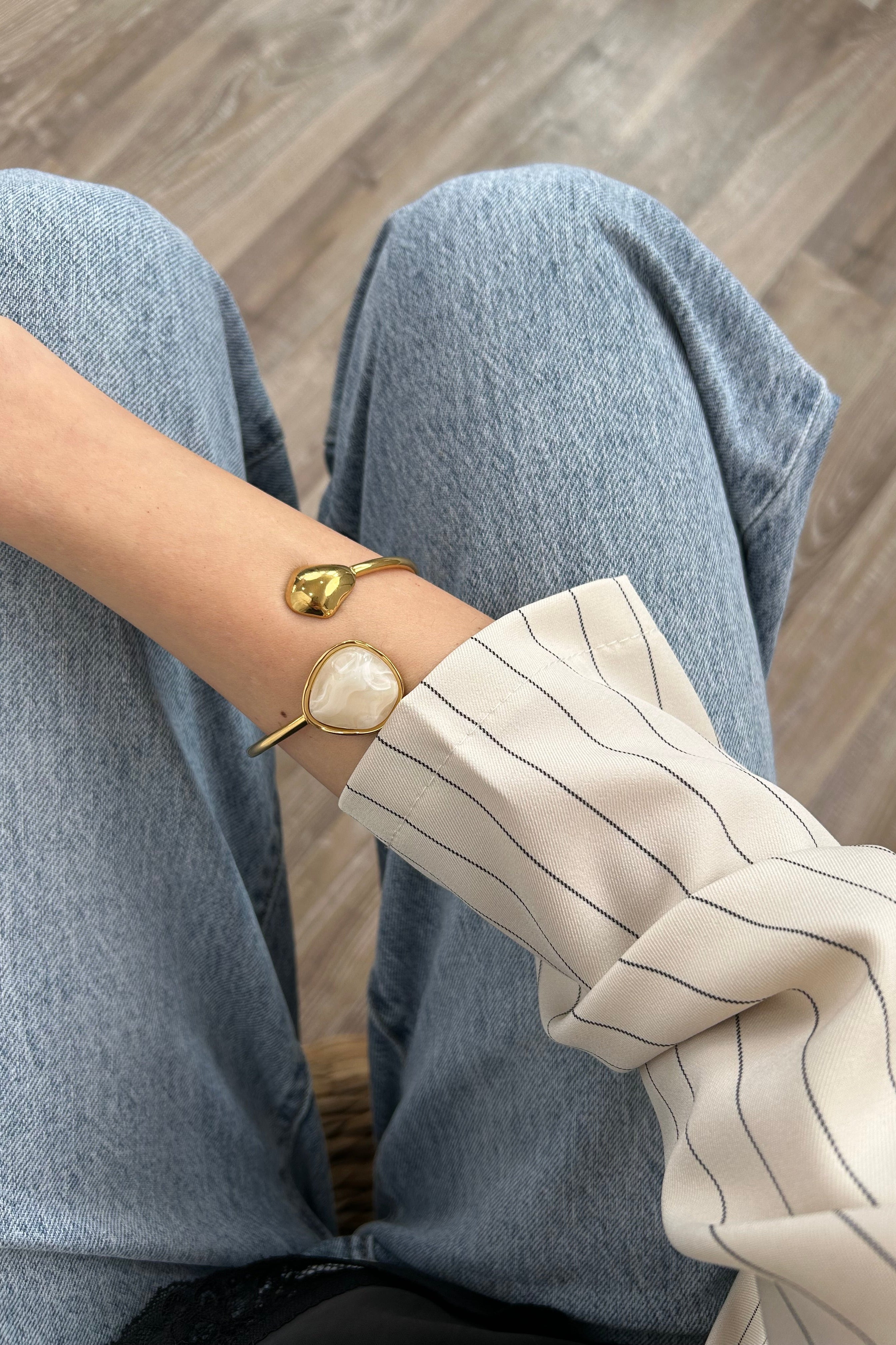BRACCIALE APERTO CON DETTGLIO LUCIDO E  PIETRA