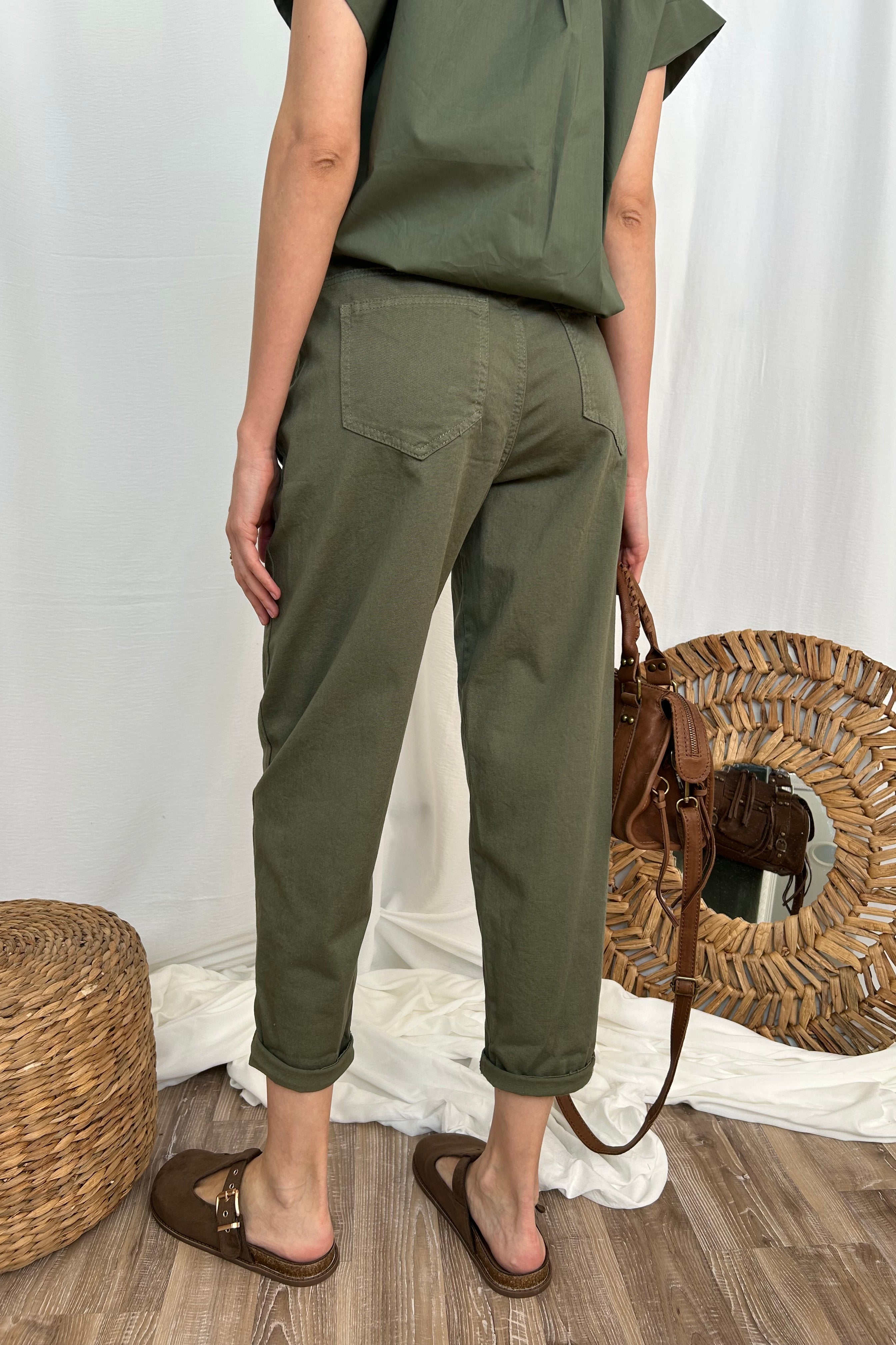 PANTALONE AD OVETTO CON CINTURA COL VERDE MILITARE