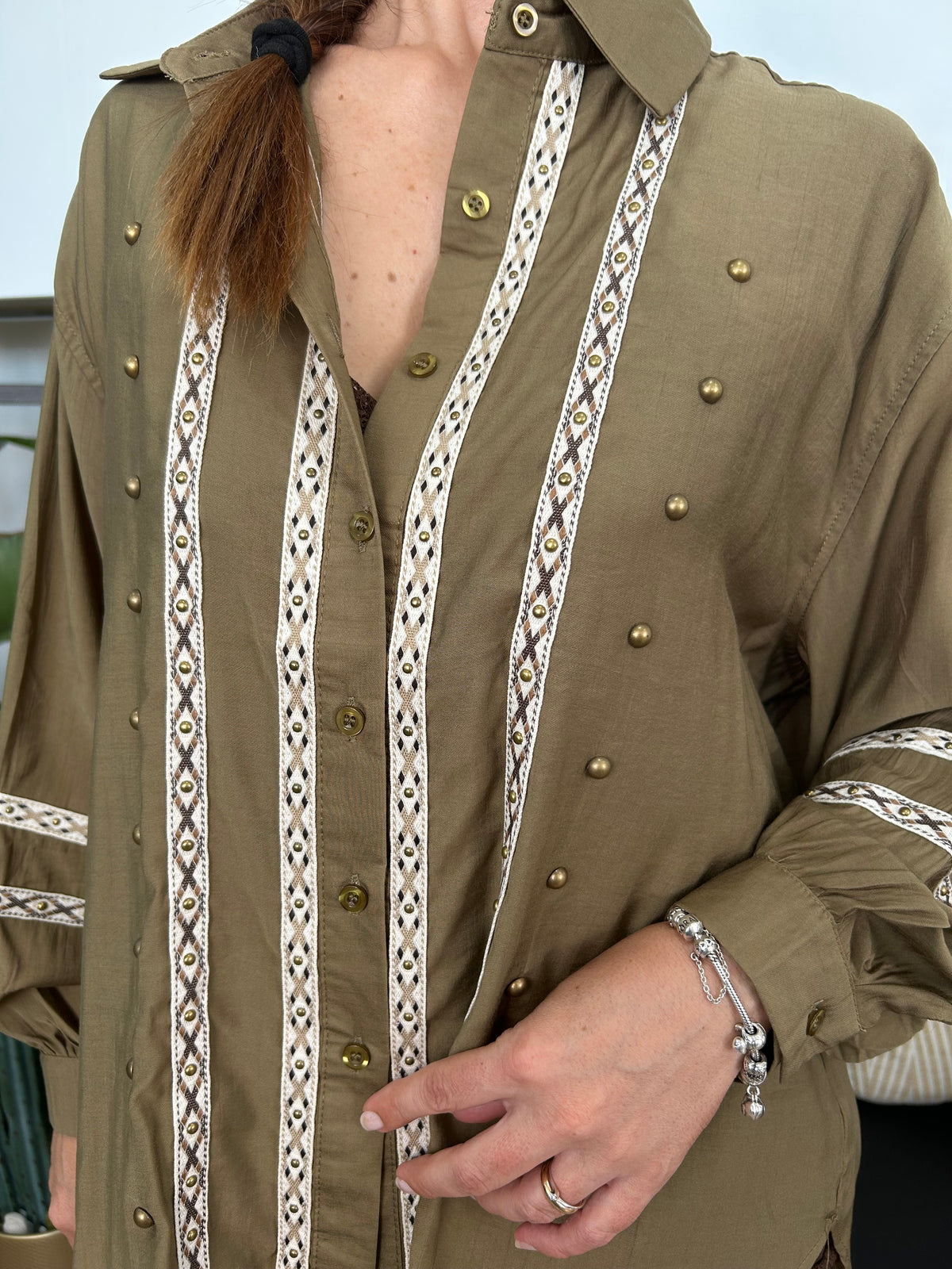 CAMICIA OVER CON PASSAMANERIA E DETTAGLI IN BORCHIE COL. VERDE OLIO
