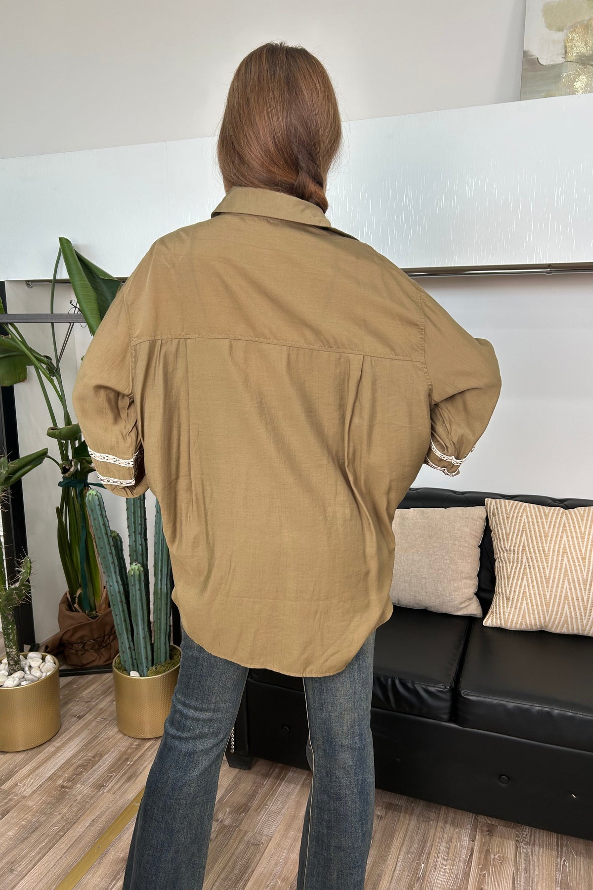 CAMICIA OVER CON PASSAMANERIA E DETTAGLI IN BORCHIE COL. VERDE OLIO