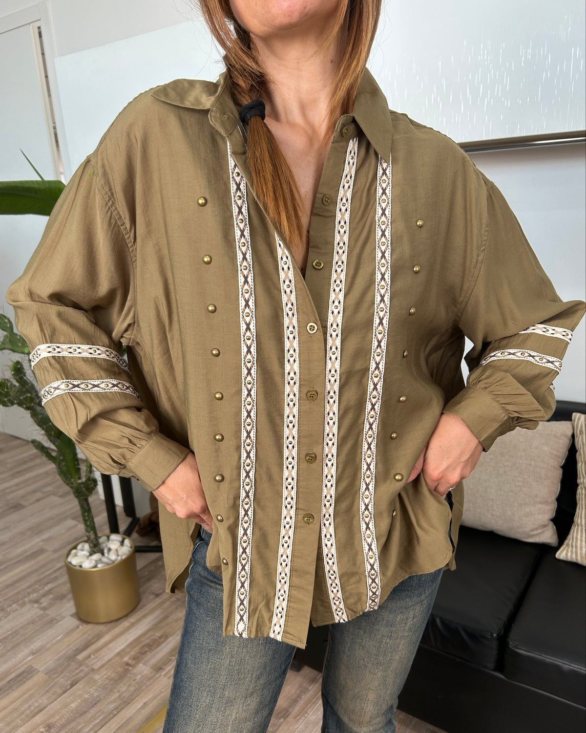 CAMICIA OVER CON PASSAMANERIA E DETTAGLI IN BORCHIE COL. VERDE OLIO