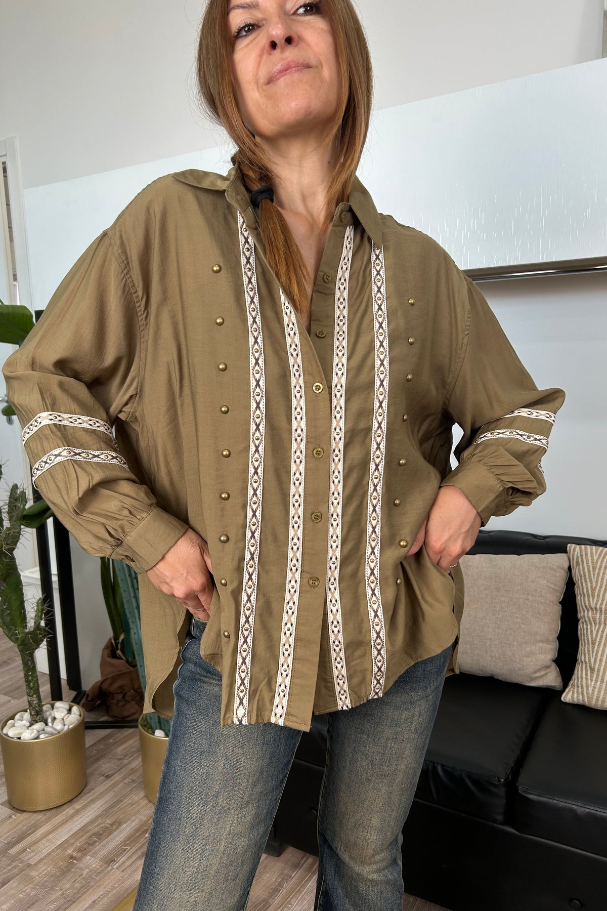 CAMICIA OVER CON PASSAMANERIA E DETTAGLI IN BORCHIE COL. VERDE OLIO