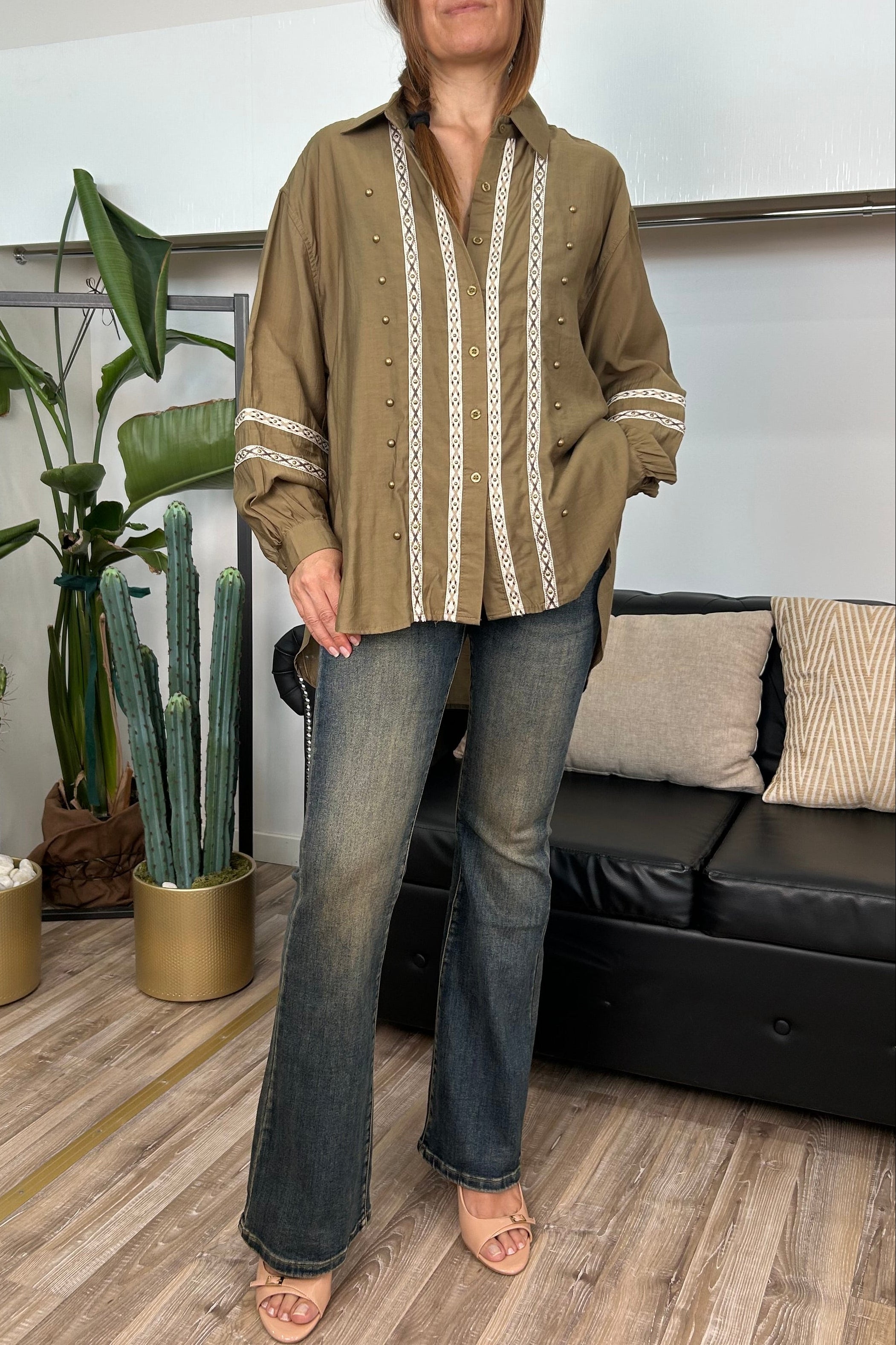 CAMICIA OVER CON PASSAMANERIA E DETTAGLI IN BORCHIE COL. VERDE OLIO