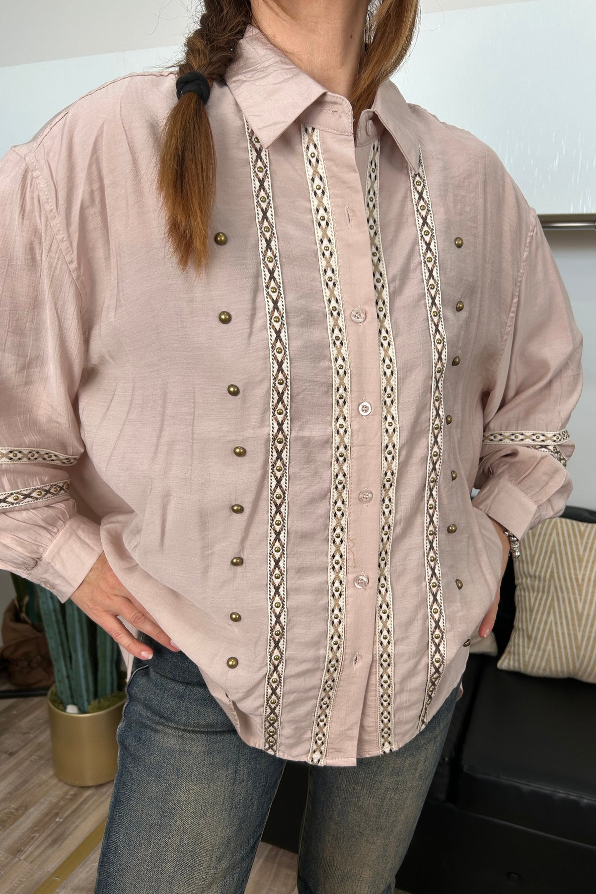 CAMICIA OVER CON PASSAMANERIA E DETTAGLI IN BORCHIE COL. CIPRIA