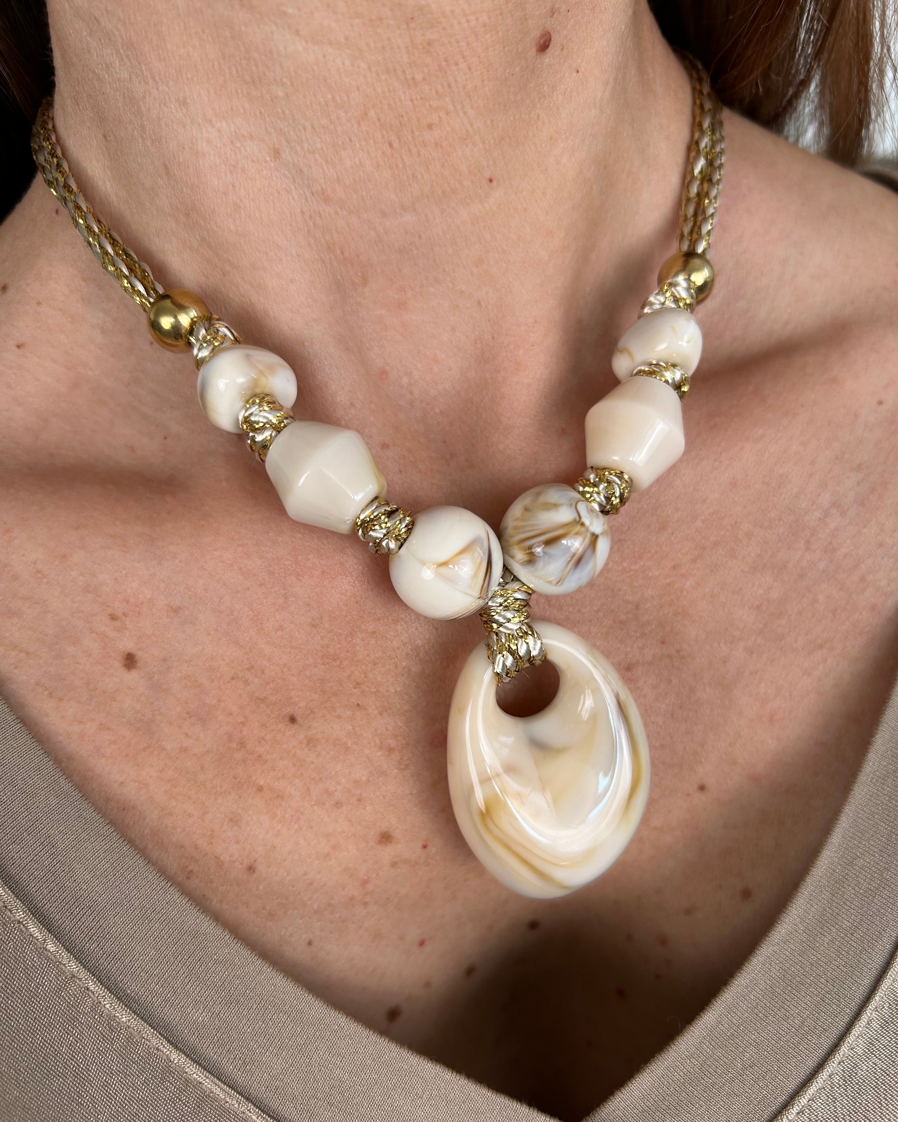 COLLANA CORDA INTRECCIATA BICOLOR CON VARI ELEMENTI EFFETTO MARMO VENATO
