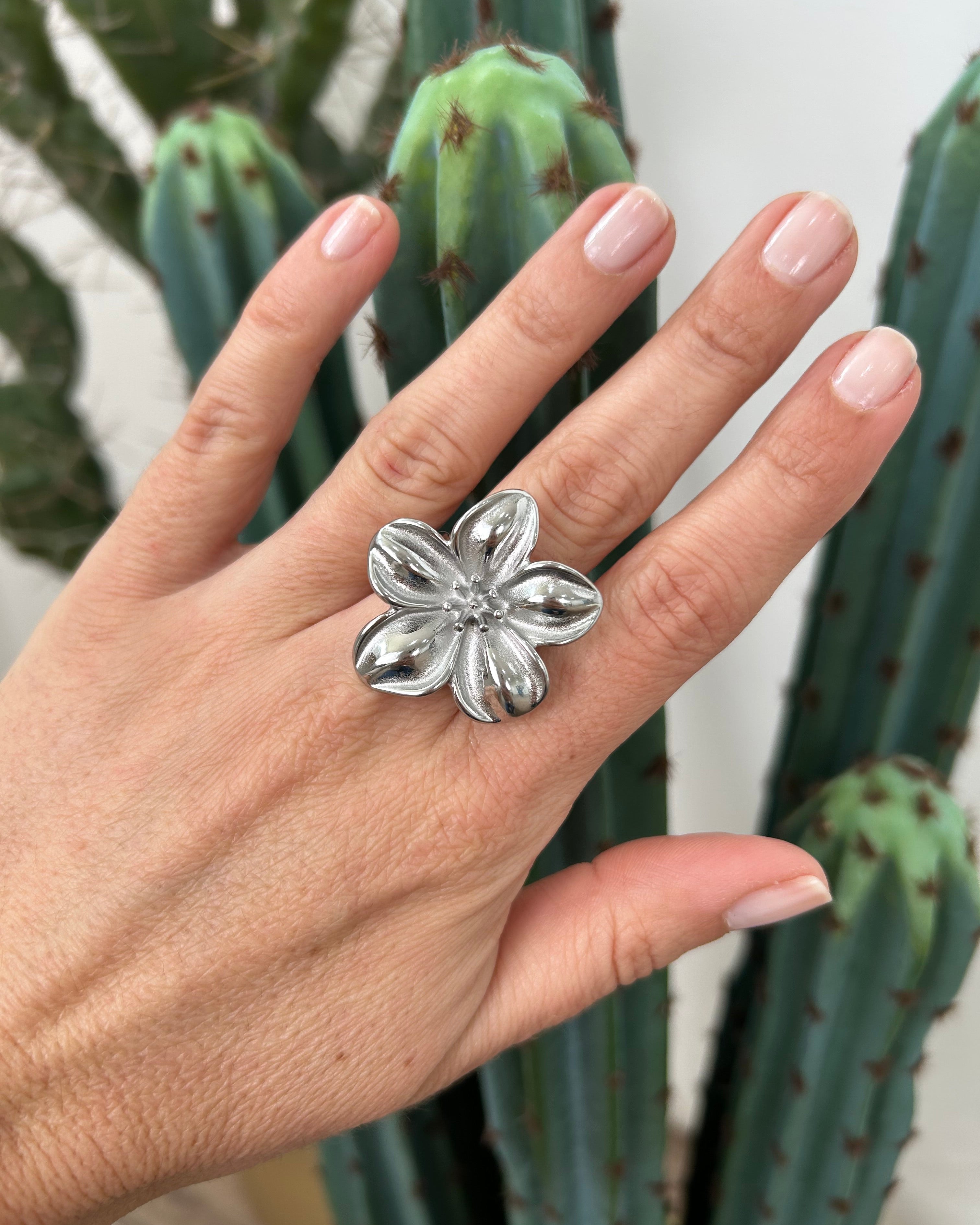 ANELLO SCULTOREO FIORE METALLO